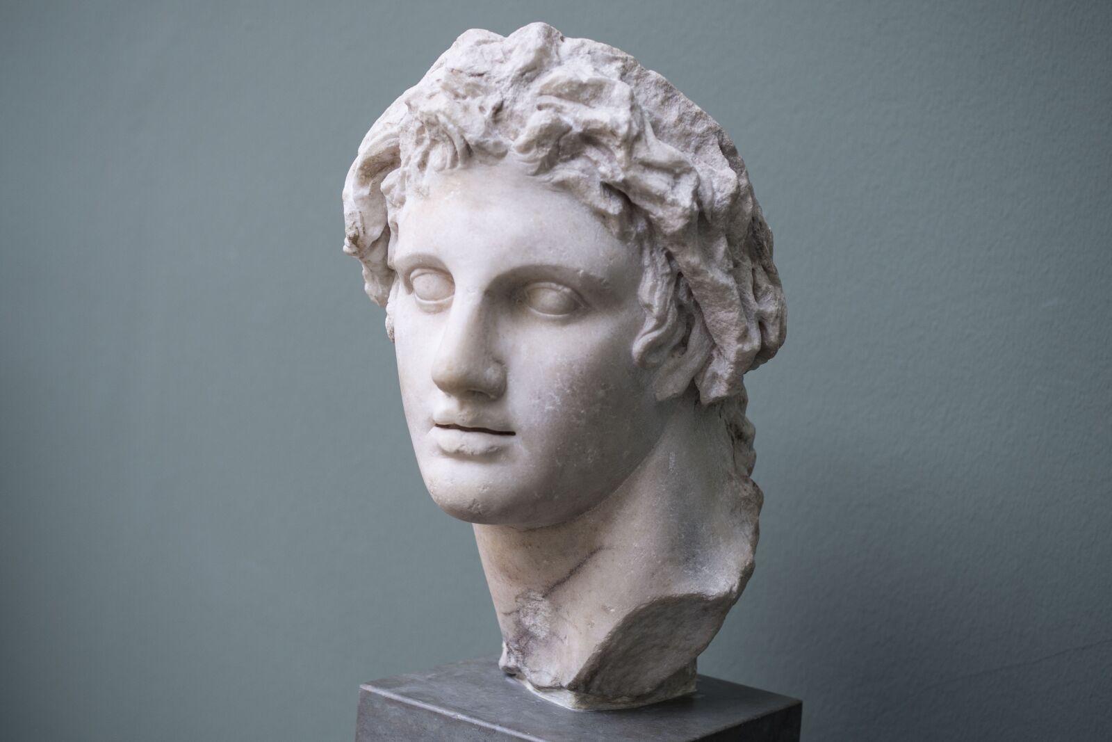 Olympus OM-D E-M5 II sample photo. Sculpture, portrait, people photography