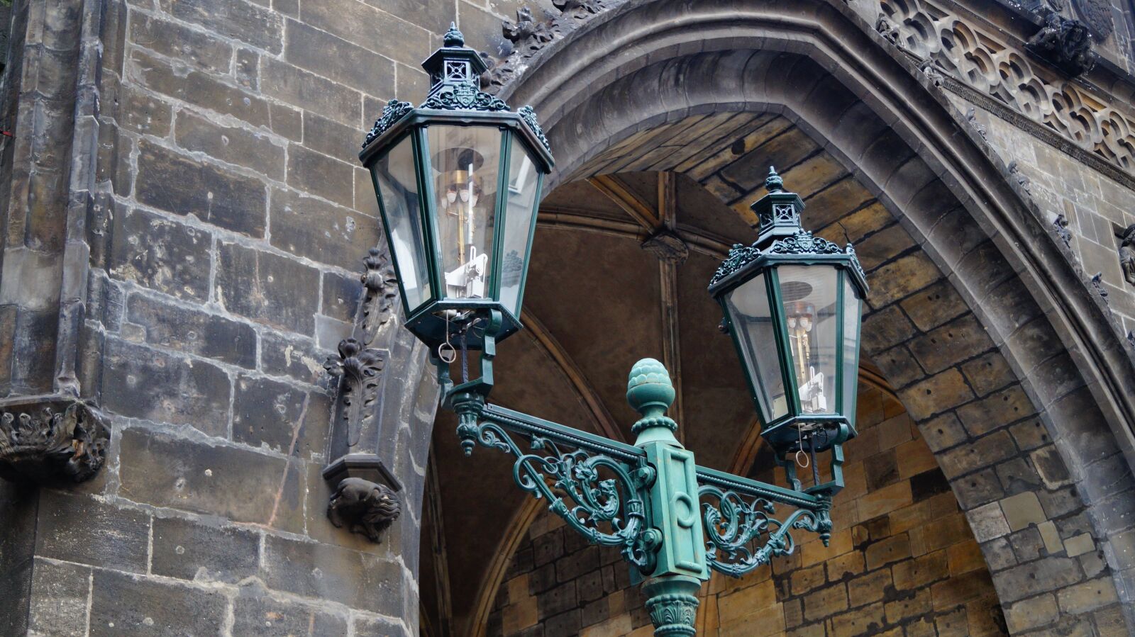 Sony DT 18-55mm F3.5-5.6 SAM II sample photo. Lamp, architecture, old photography