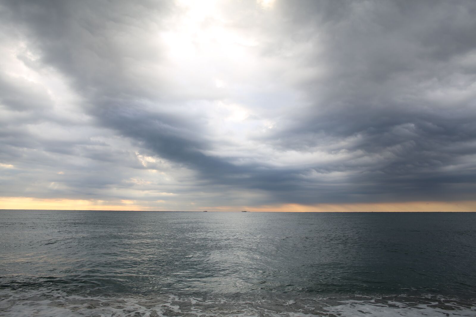 Canon EOS 5D Mark III + Canon EF 24mm F2.8 IS USM sample photo. Sea, cloud, grey clouds photography