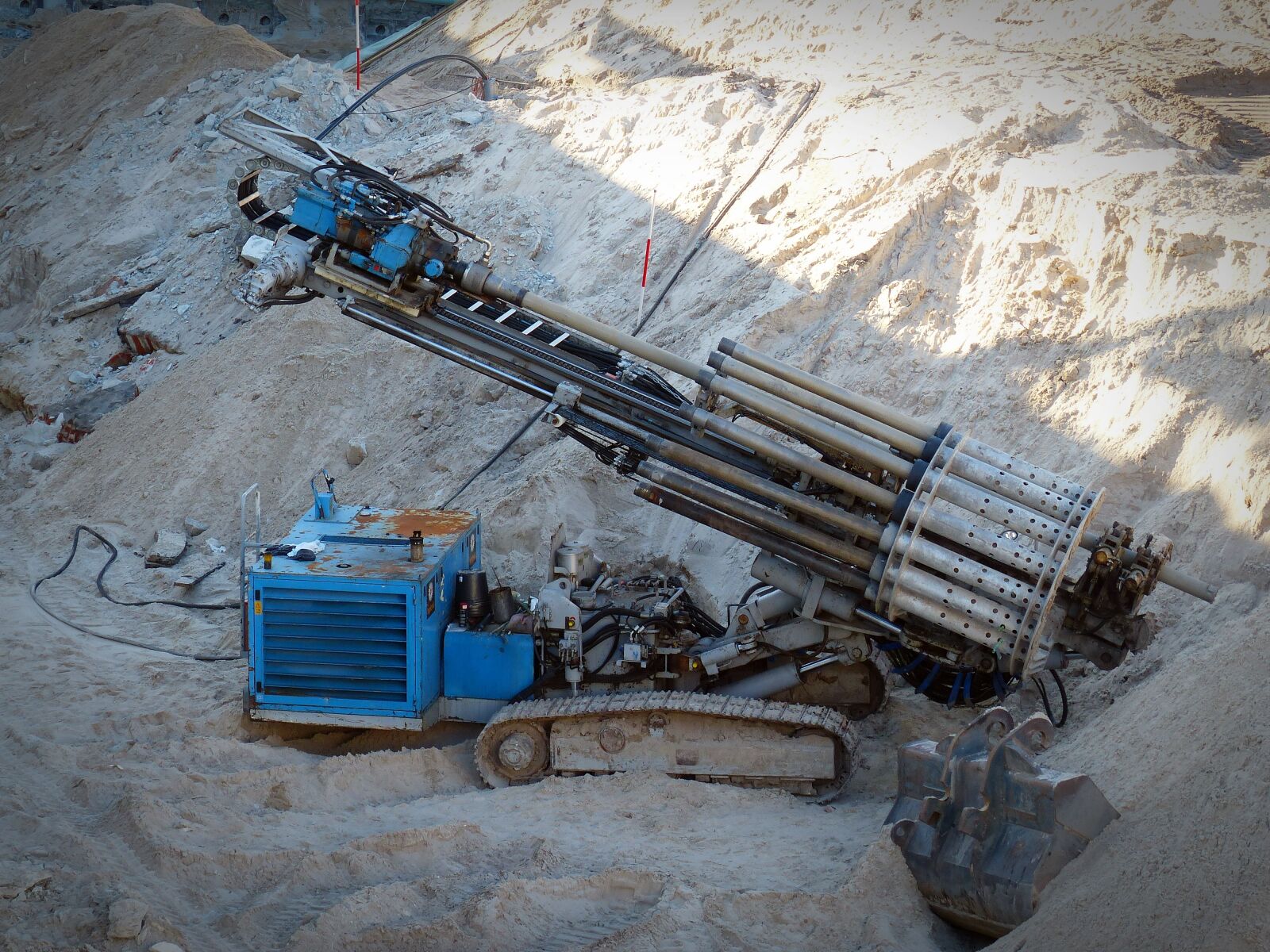 Panasonic Lumix DMC-FZ200 sample photo. Site, machine, drilling photography