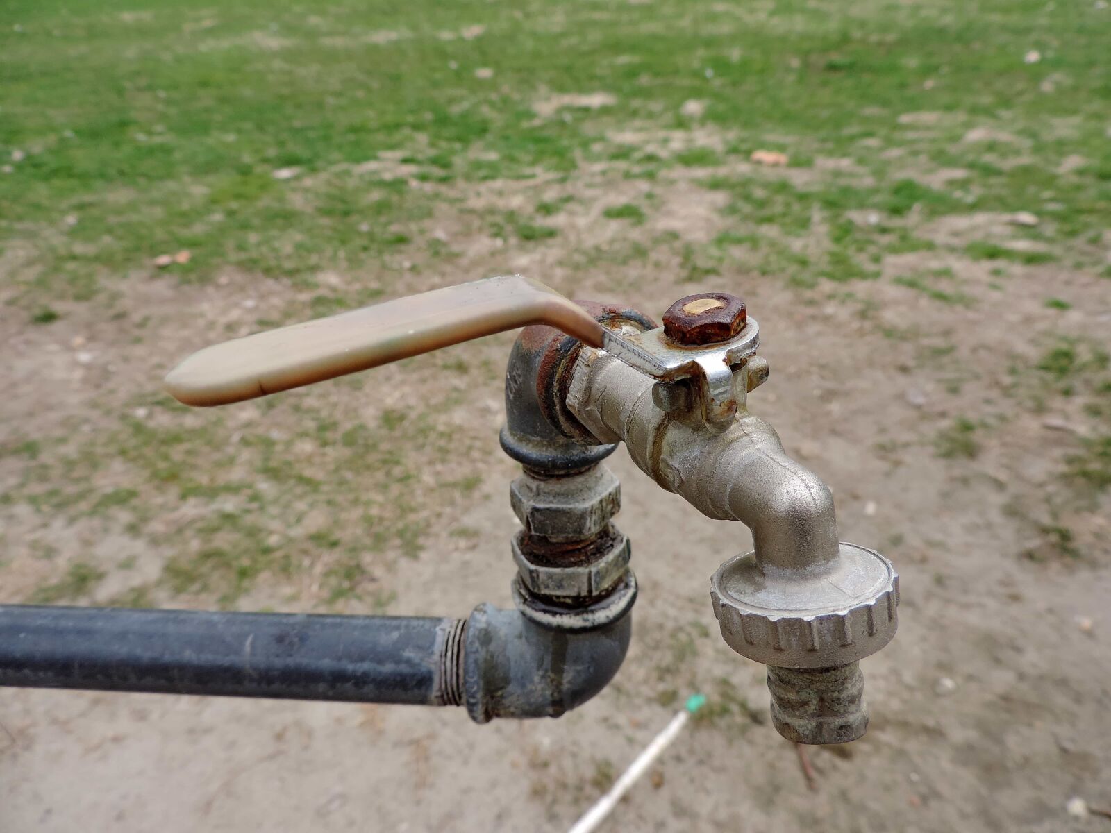 Nikon Coolpix P520 sample photo. Pipe, faucet, hose, environment photography