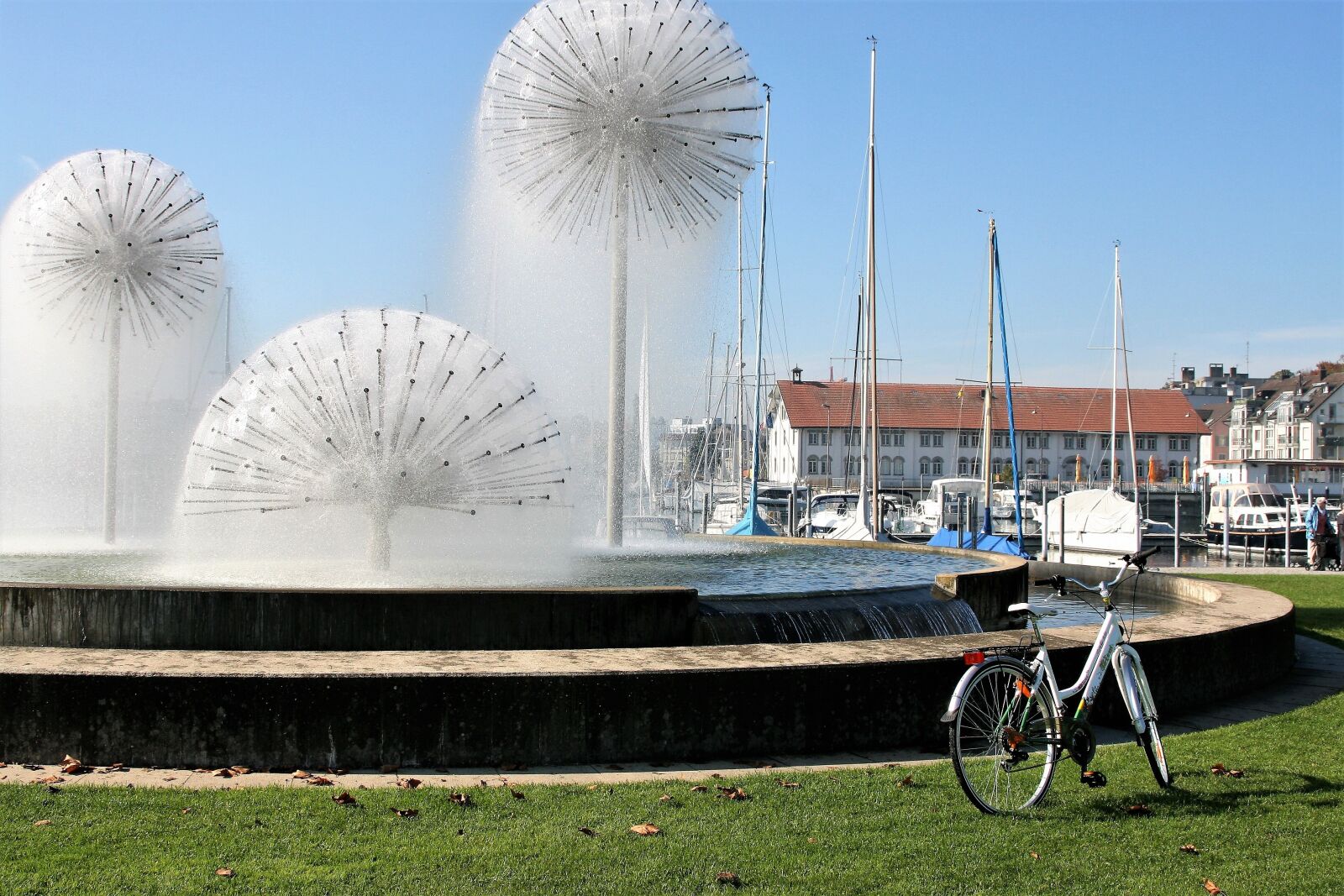 Canon EOS 400D (EOS Digital Rebel XTi / EOS Kiss Digital X) sample photo. Fountain, romanshorn, bike photography