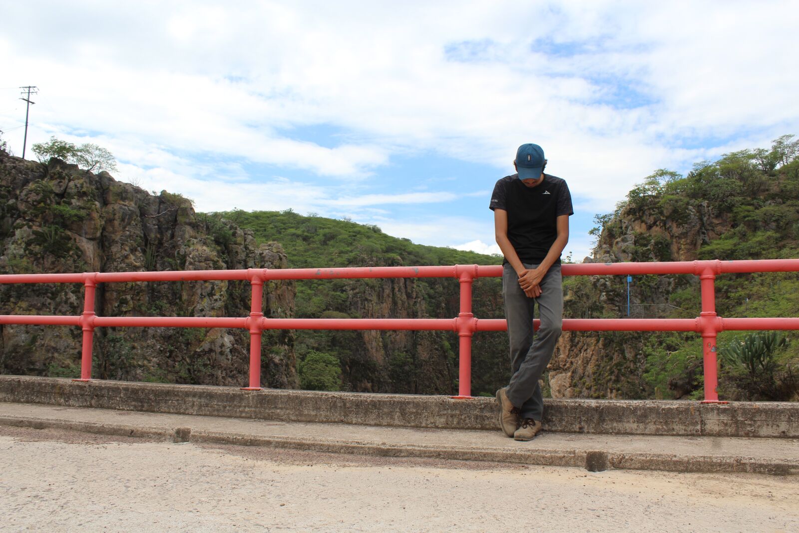 Canon EOS 1200D (EOS Rebel T5 / EOS Kiss X70 / EOS Hi) sample photo. Alone, bridge, person photography