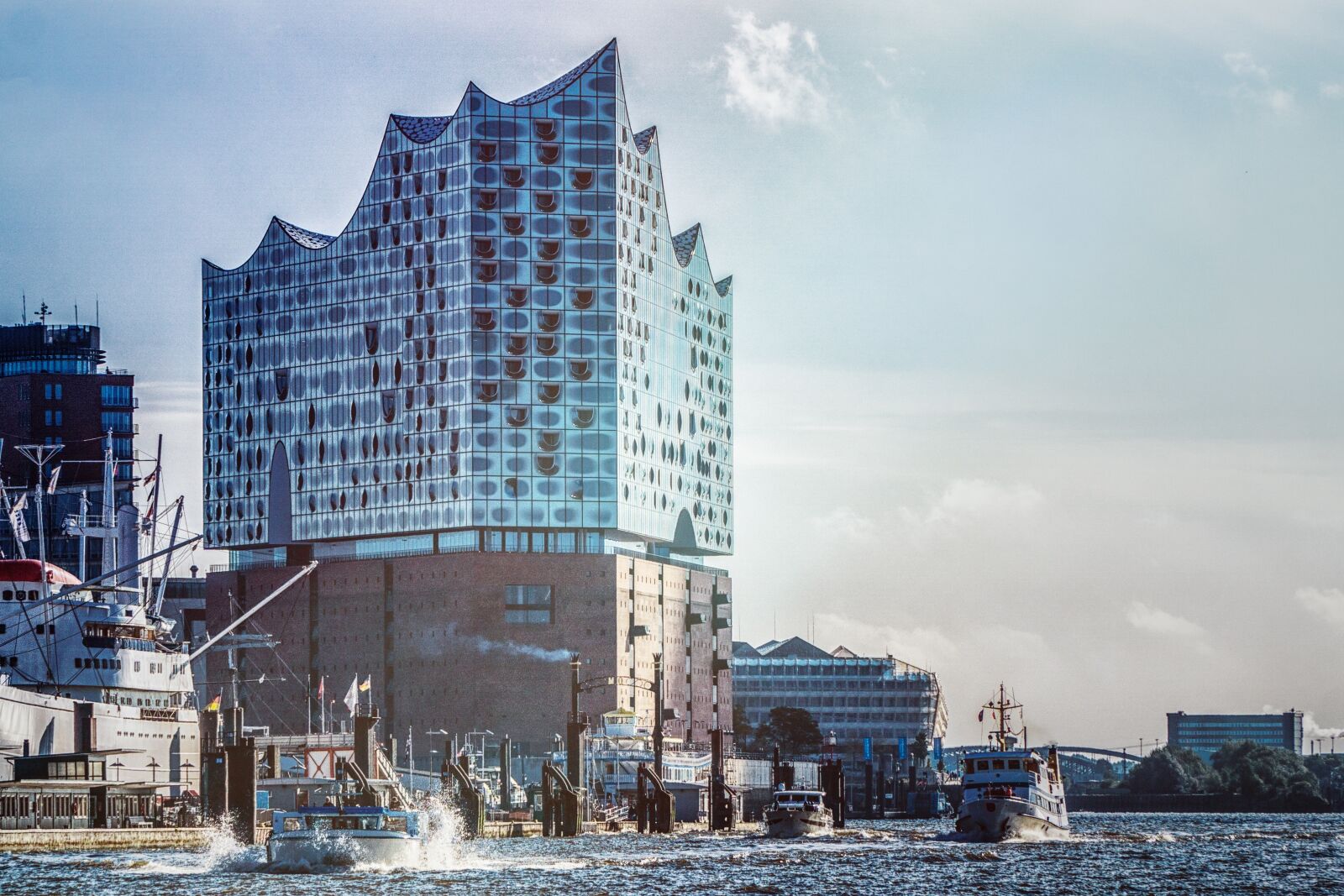 Sony a6000 + Sony E PZ 18-105mm F4 G OSS sample photo. Elbe philharmonic hall, hamburg photography