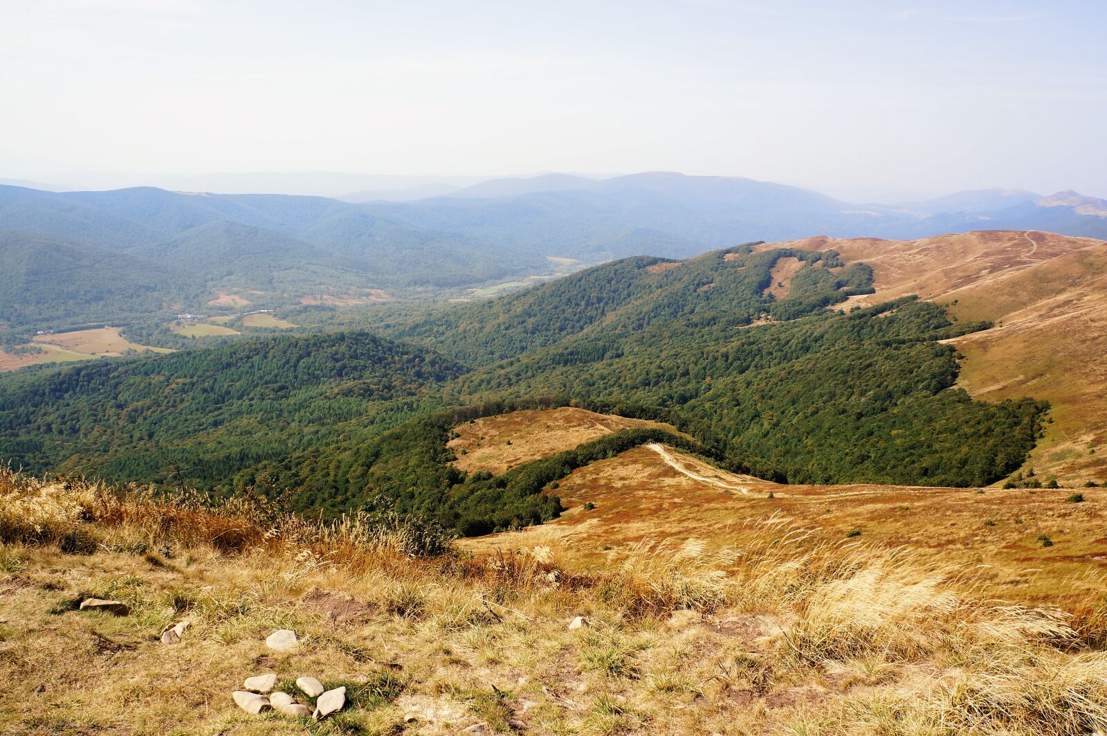 Sony Alpha NEX-5N + Sony E 18-55mm F3.5-5.6 OSS sample photo. Bieszczady, połonina, mountains photography