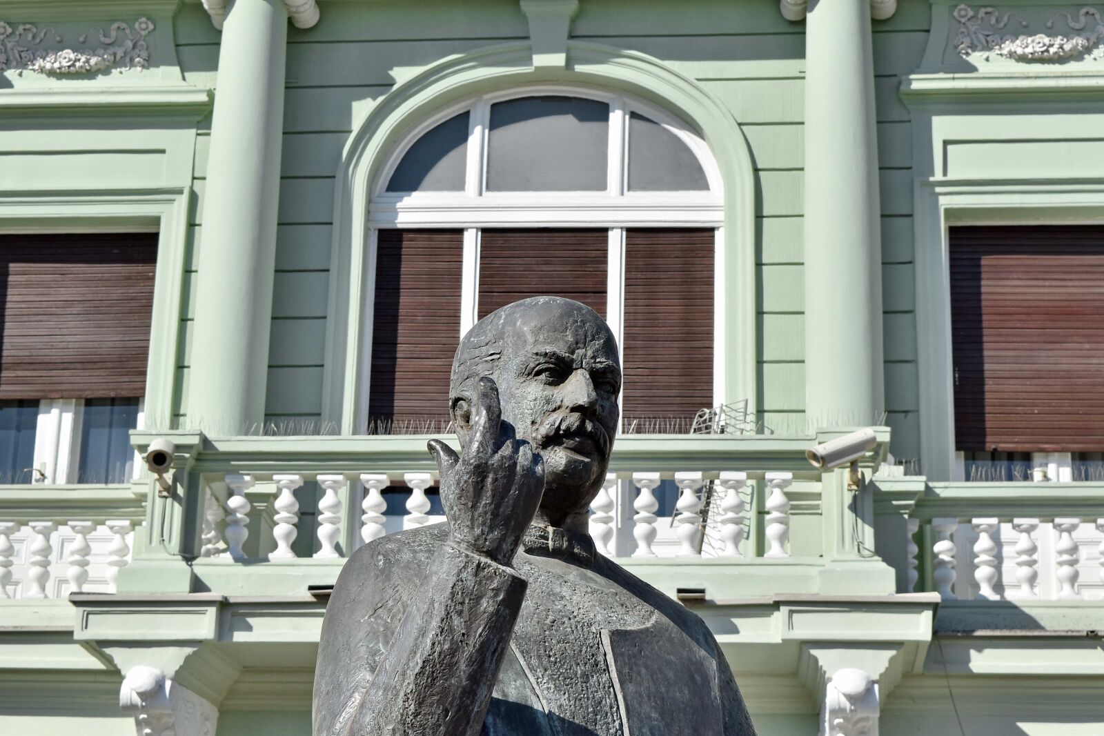 Nikon D5500 sample photo. Balcony, bust, downtown, sculpture photography