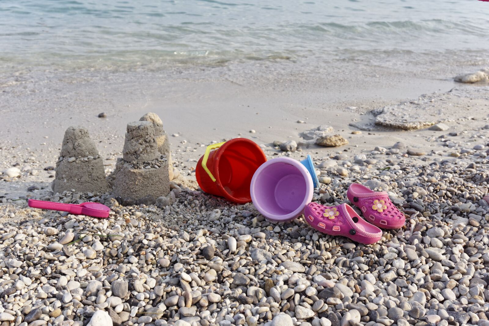 Sony a6000 sample photo. Bucket, beach, vacation photography