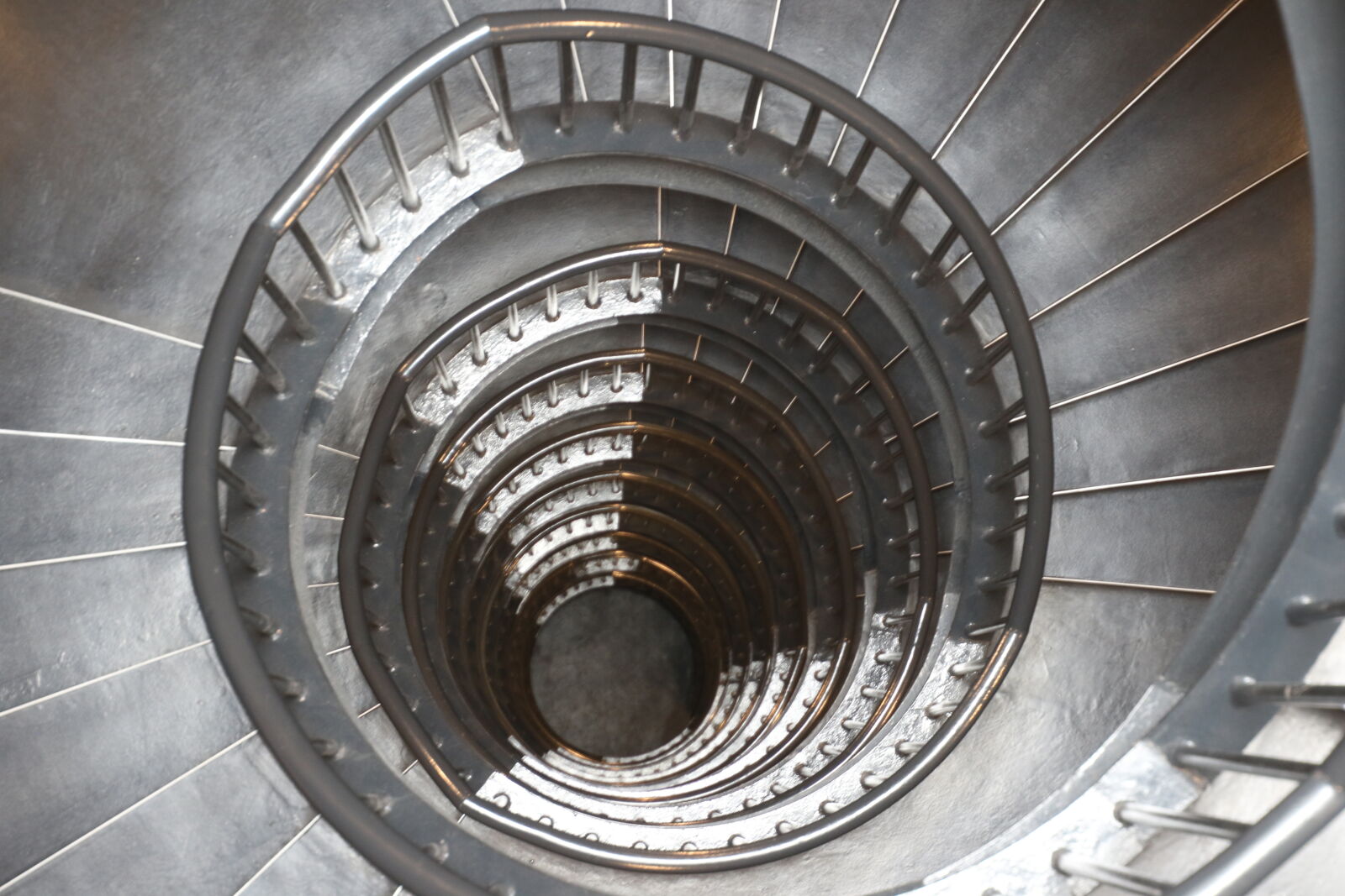 Canon EOS 7D Mark II sample photo. Architecture, art, gallery, circle photography