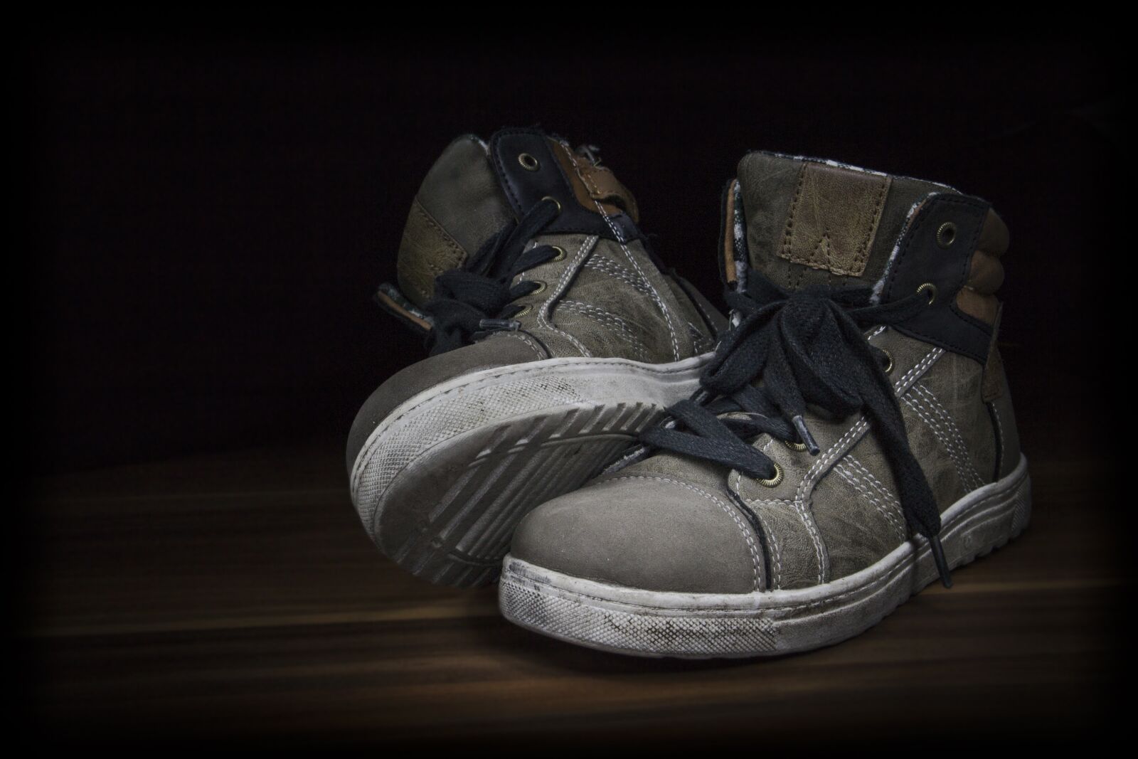 Canon EOS 700D (EOS Rebel T5i / EOS Kiss X7i) sample photo. Light painting, shoes, still photography