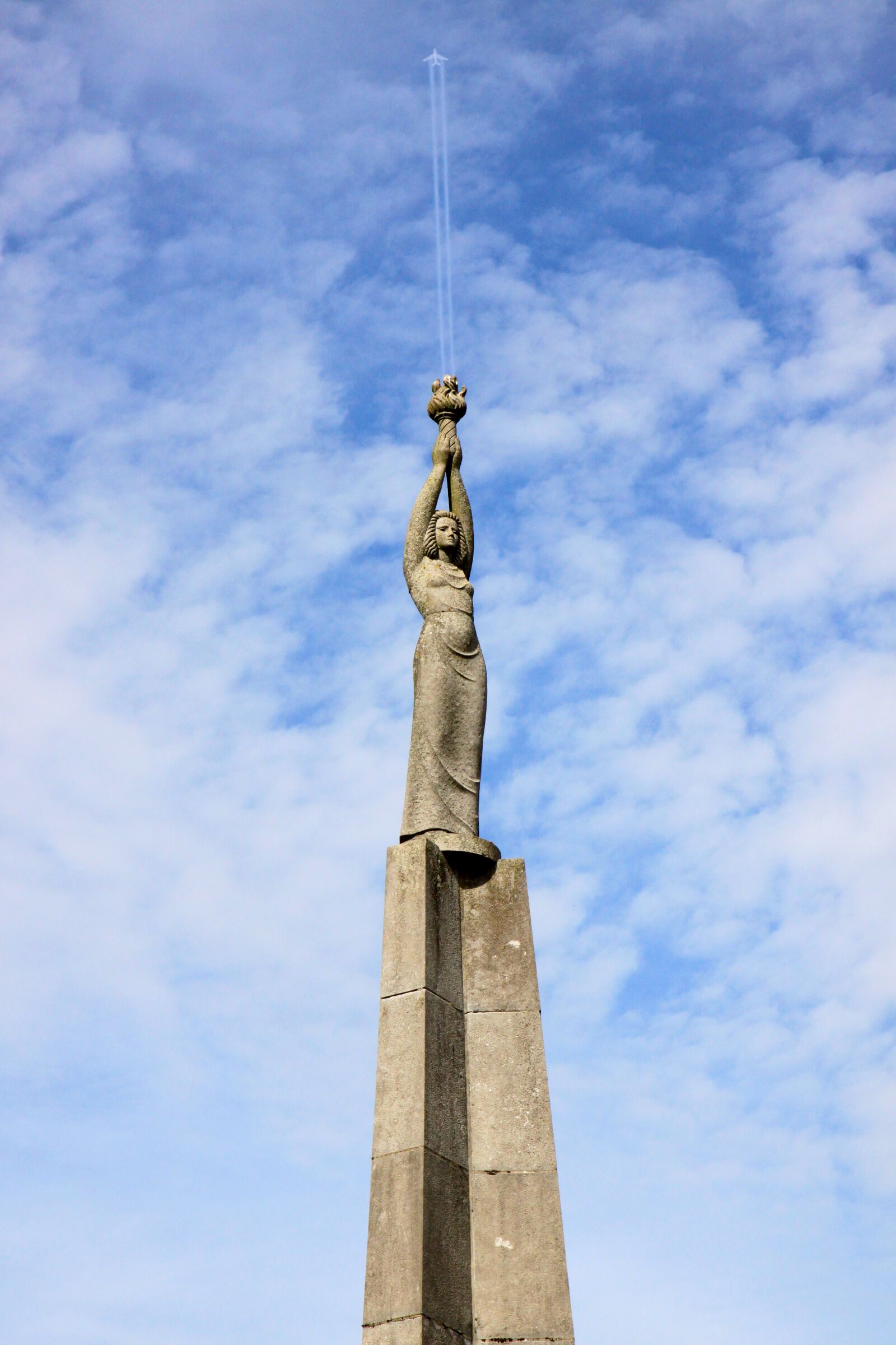 Canon EOS 500D (EOS Rebel T1i / EOS Kiss X3) sample photo. Statue, architecture, aircraft photography