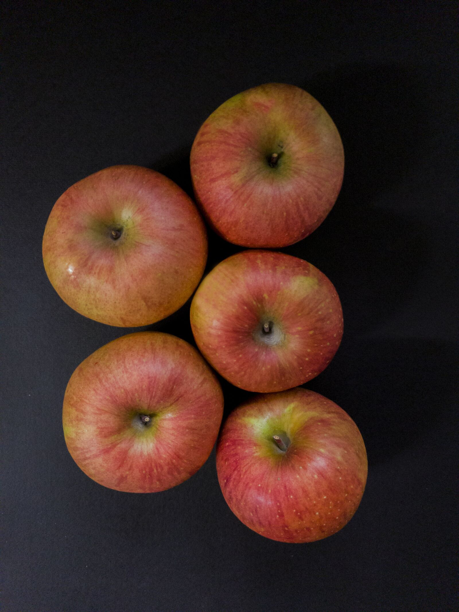 Samsung Galaxy S9+ sample photo. Apples, five, black photography