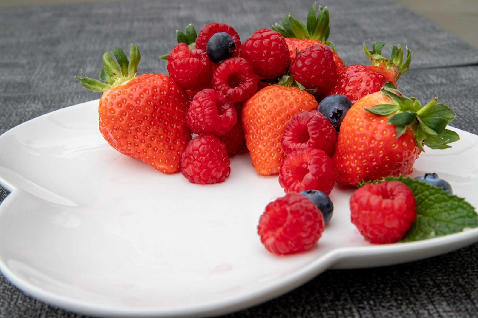 Canon EF 24-70mm F4L IS USM sample photo. Strawberries, plate, fruit photography