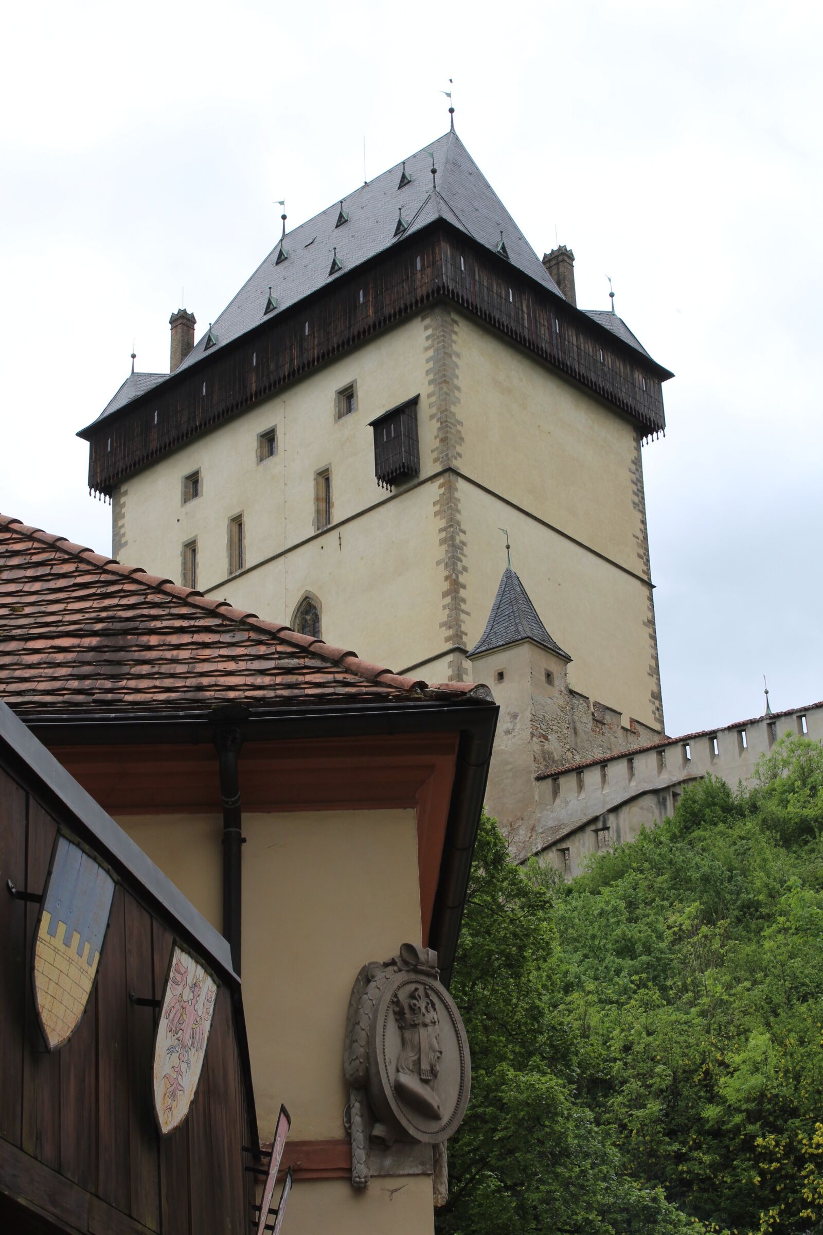 Canon EOS 1200D (EOS Rebel T5 / EOS Kiss X70 / EOS Hi) sample photo. Castle, karlstejn, wall photography