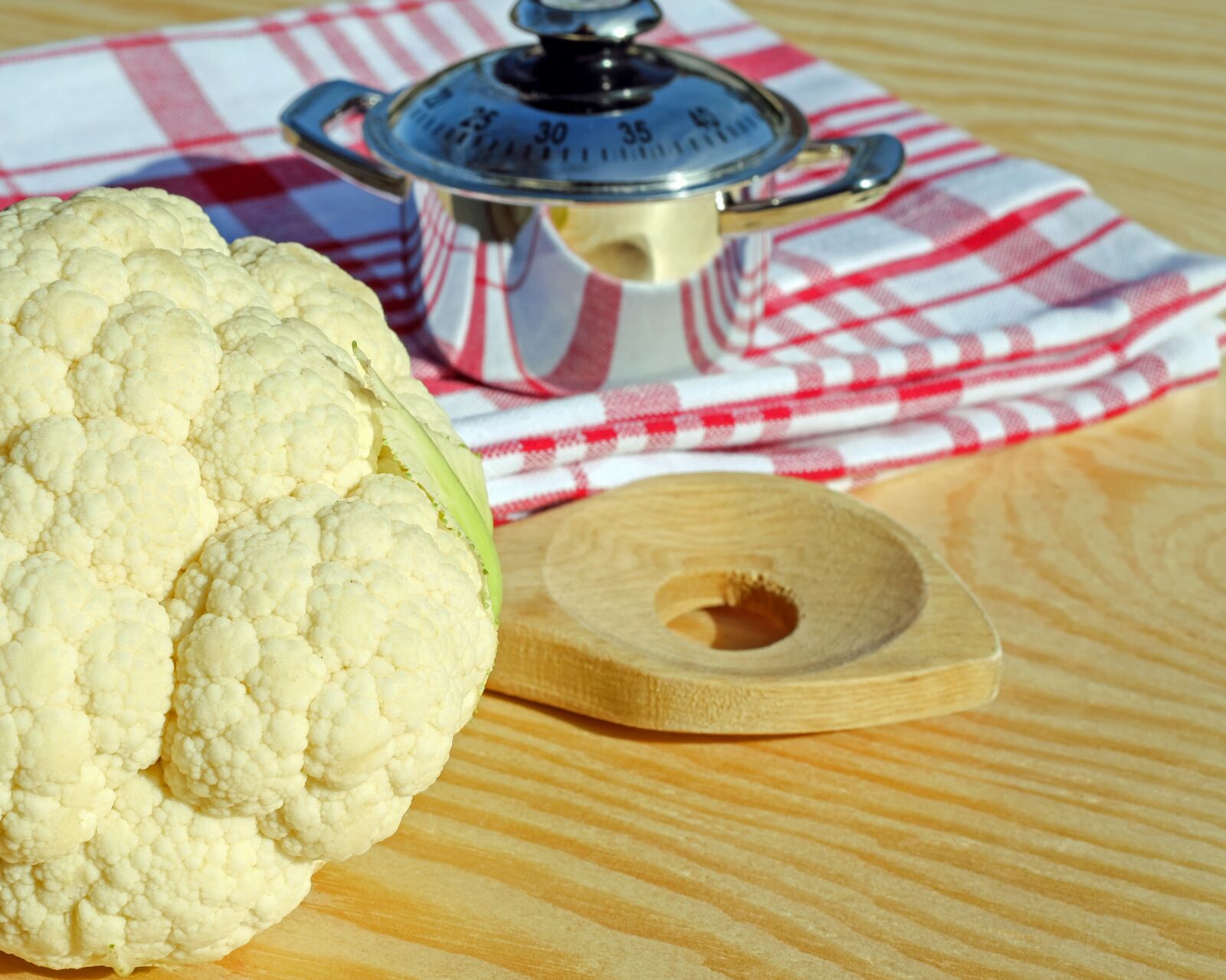 Fujifilm X-T10 + Fujifilm XF 35mm F1.4 R sample photo. Cauliflower, vegetables, pot photography