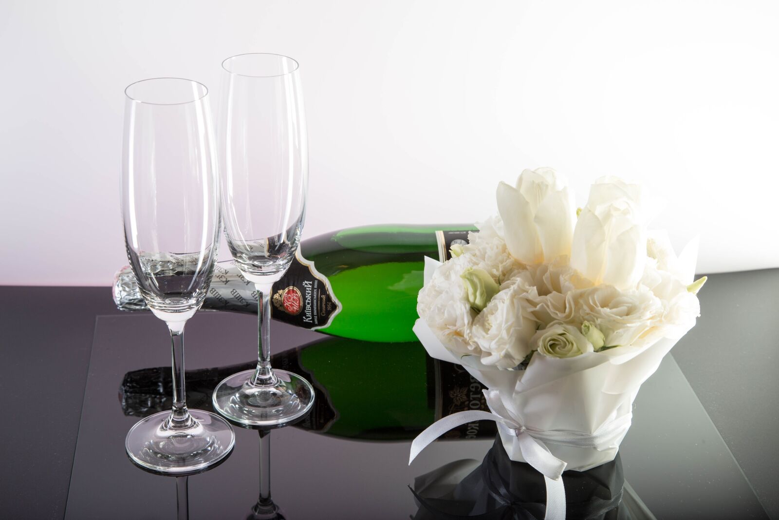 Canon EOS 6D + Canon EF 24-105mm F4L IS USM sample photo. Bouquet, champagne, love photography