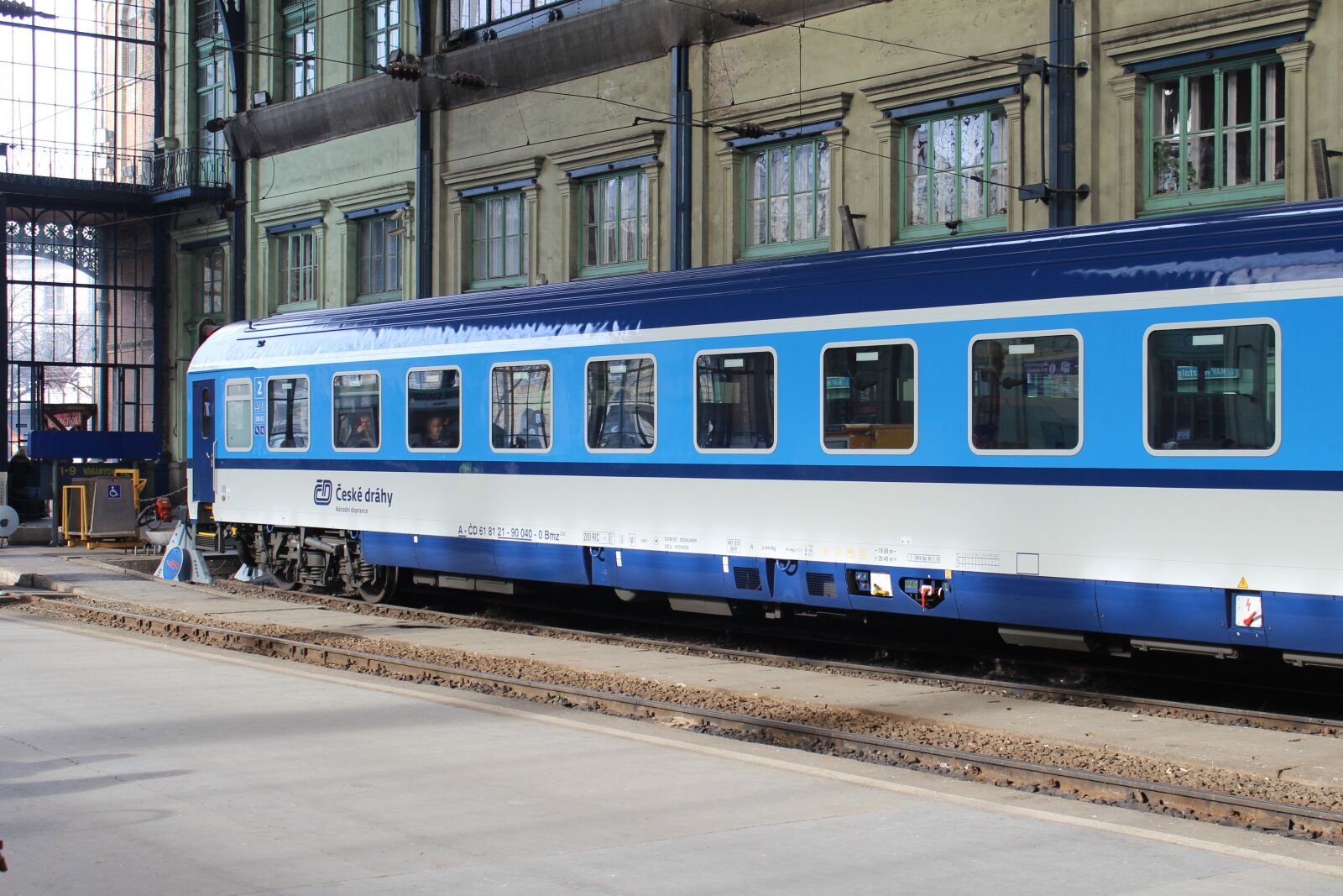 Canon EOS 600D (Rebel EOS T3i / EOS Kiss X5) sample photo. Blue, train, station photography