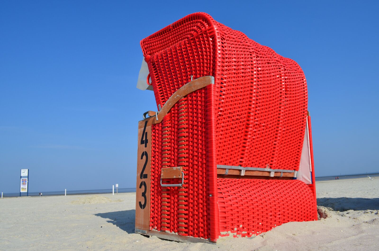 Nikon D5100 sample photo. Beach chair, red, sea photography