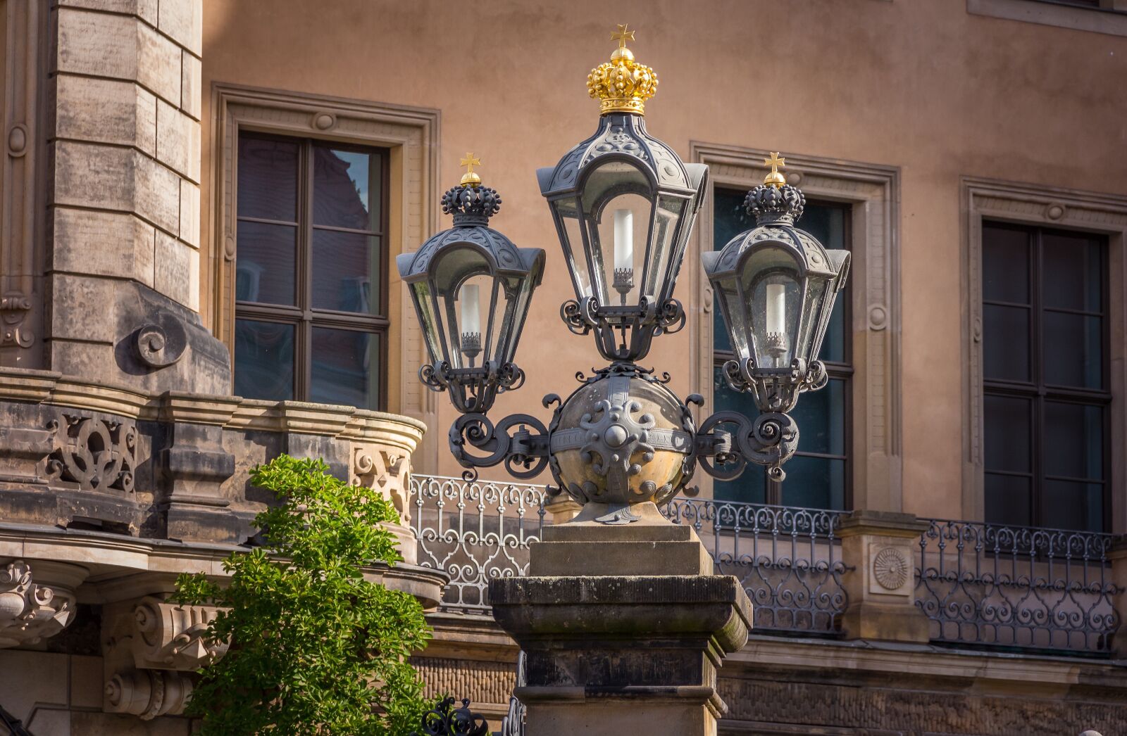 Canon EF-S 18-135mm F3.5-5.6 IS sample photo. Dresden, lanterns, lantern photography
