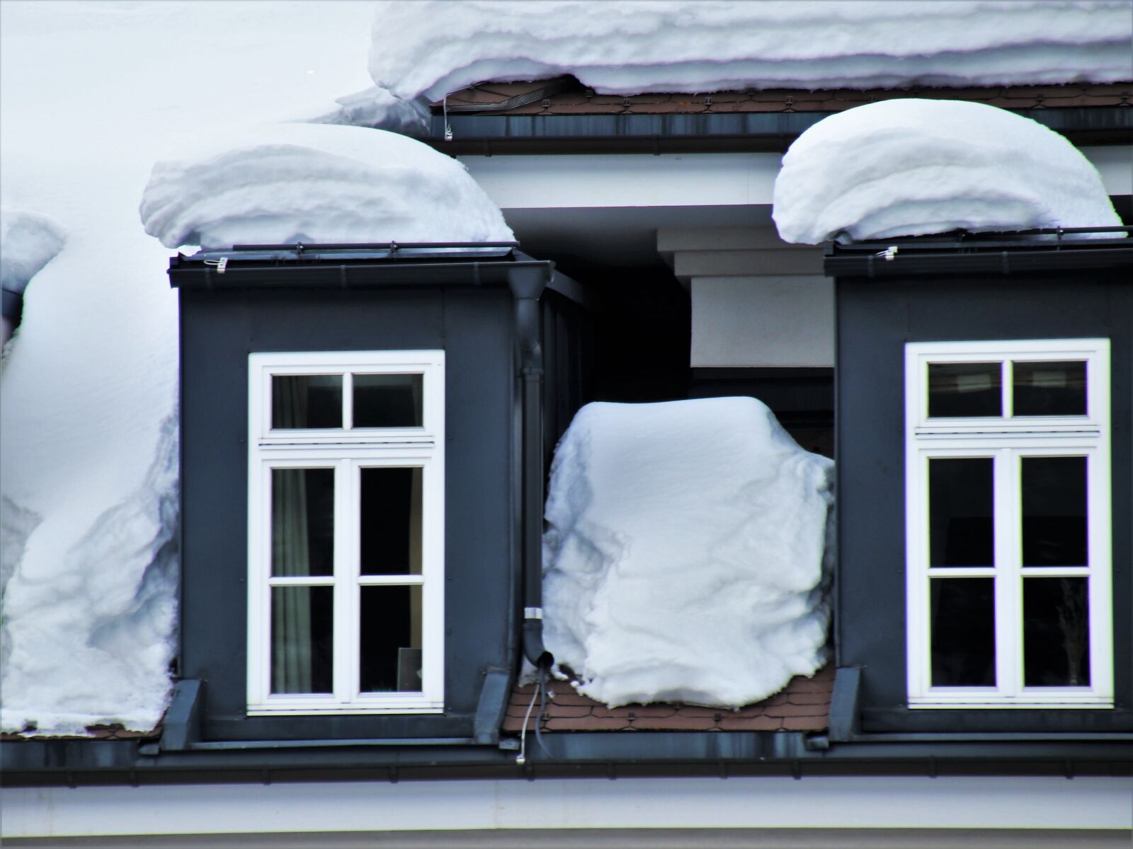 Canon EOS 80D sample photo. Window, house, winter photography
