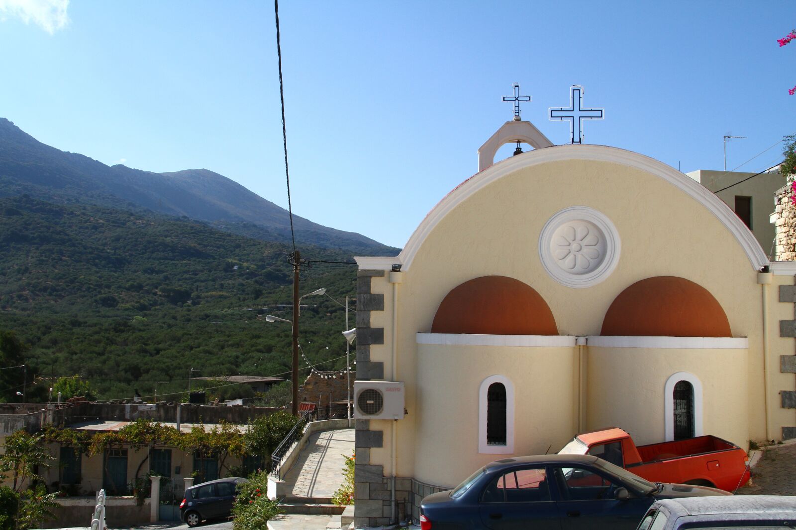 Canon EOS 7D + Canon EF-S 18-135mm F3.5-5.6 IS sample photo. Church, crete, greece photography