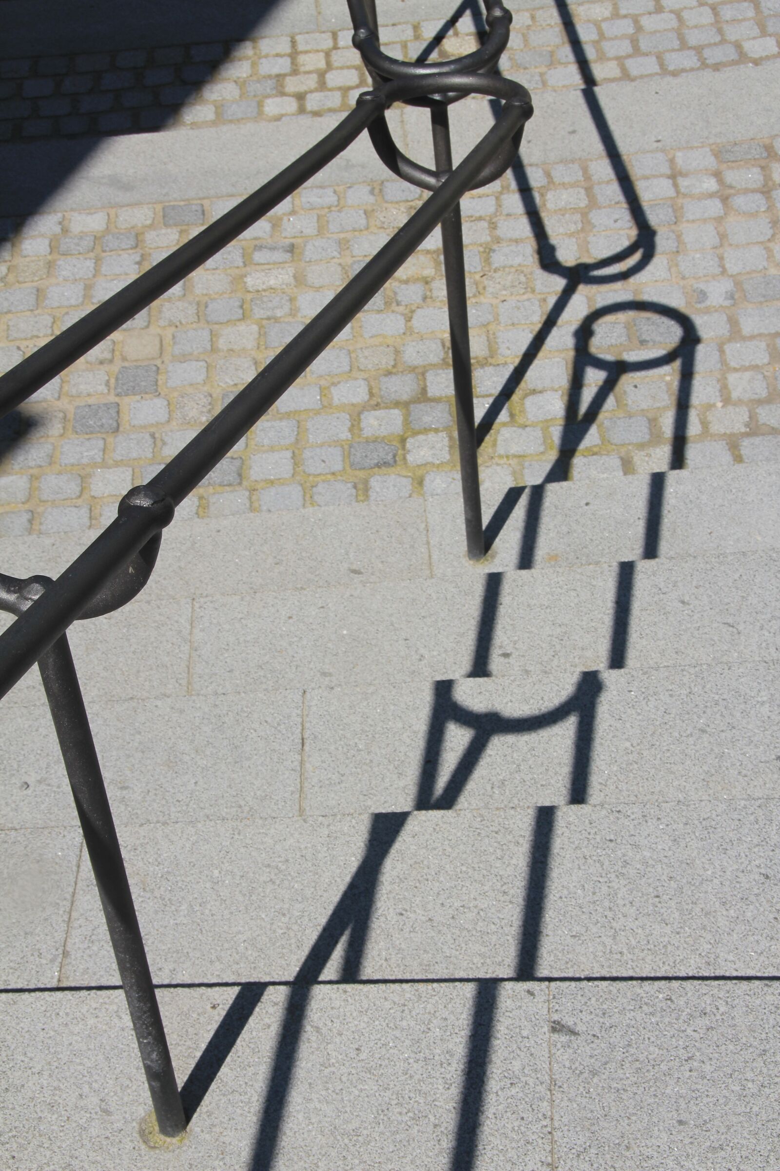Canon EOS 550D (EOS Rebel T2i / EOS Kiss X4) sample photo. Railing, shadow, sun photography