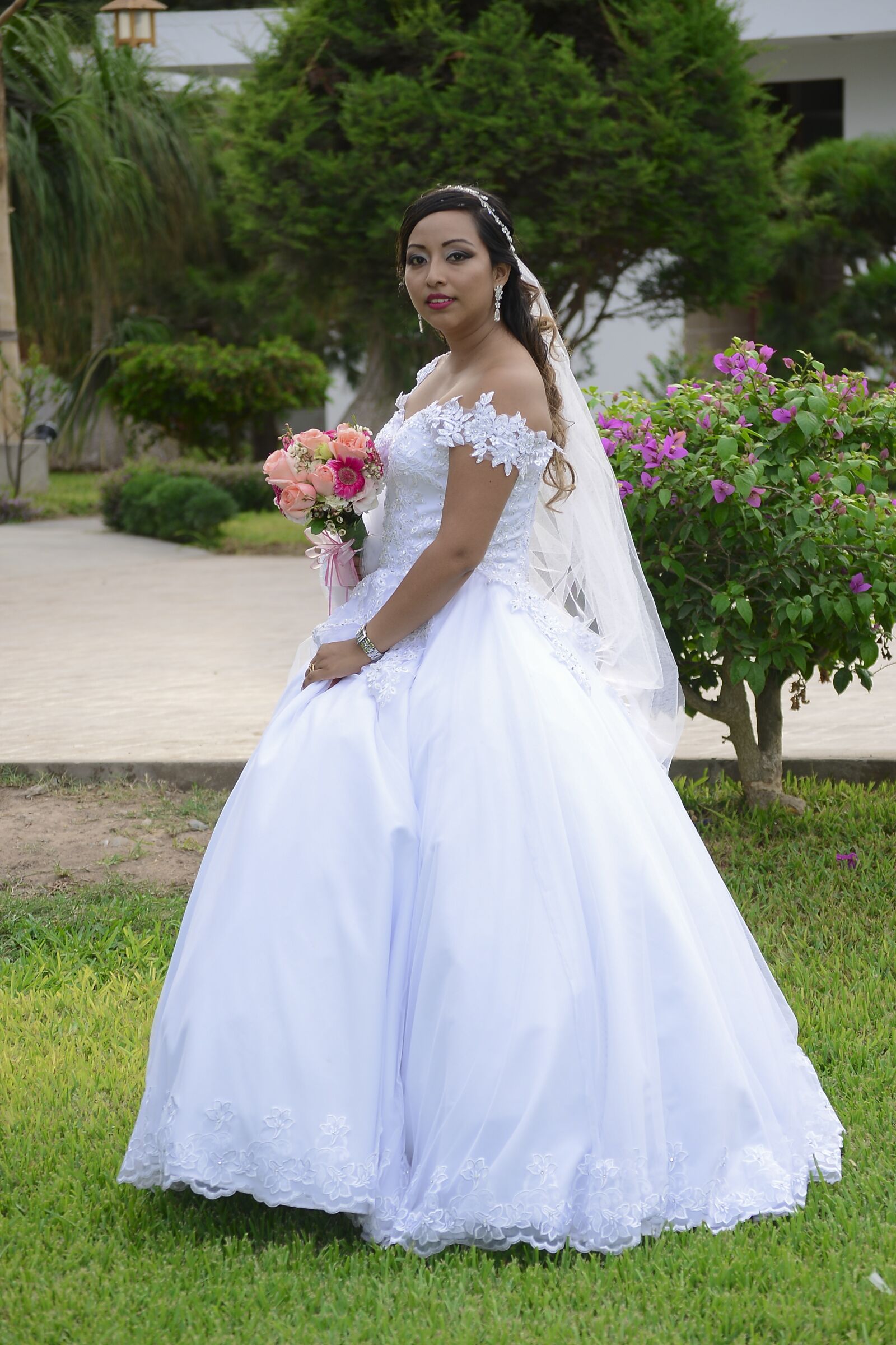 Nikon D600 sample photo. Women, wedding, flowers photography