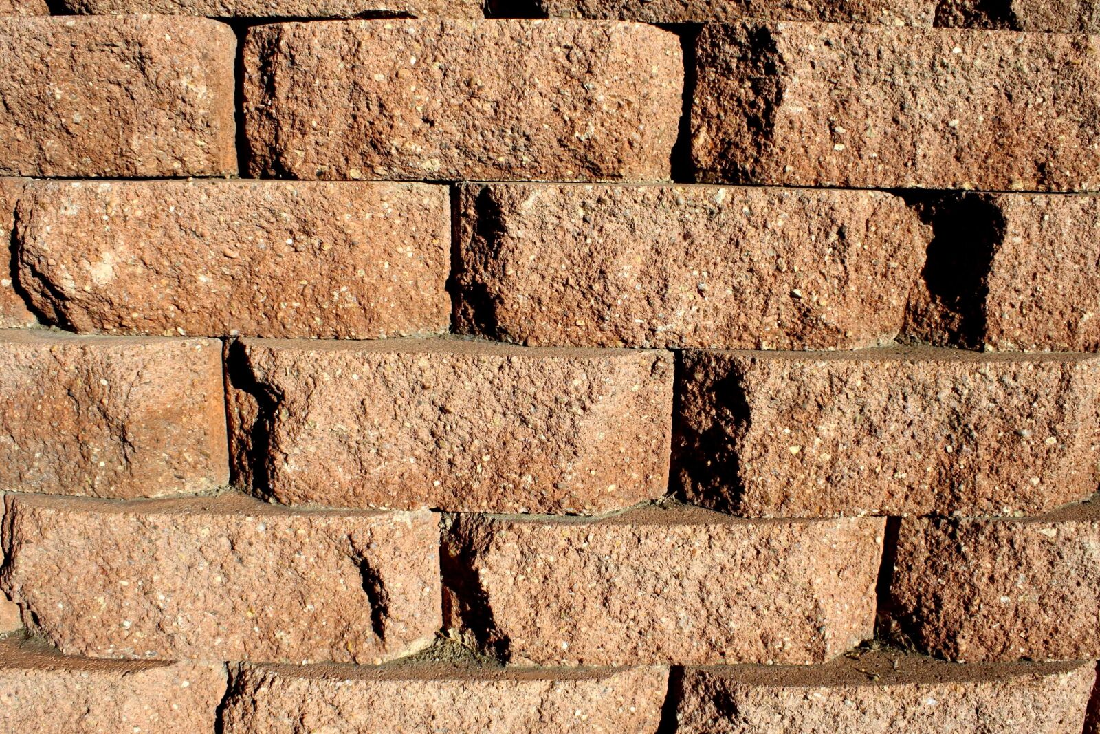 Canon EOS 1000D (EOS Digital Rebel XS / EOS Kiss F) + f/3.5-5.6 IS sample photo. Brown brick, retaining wall photography