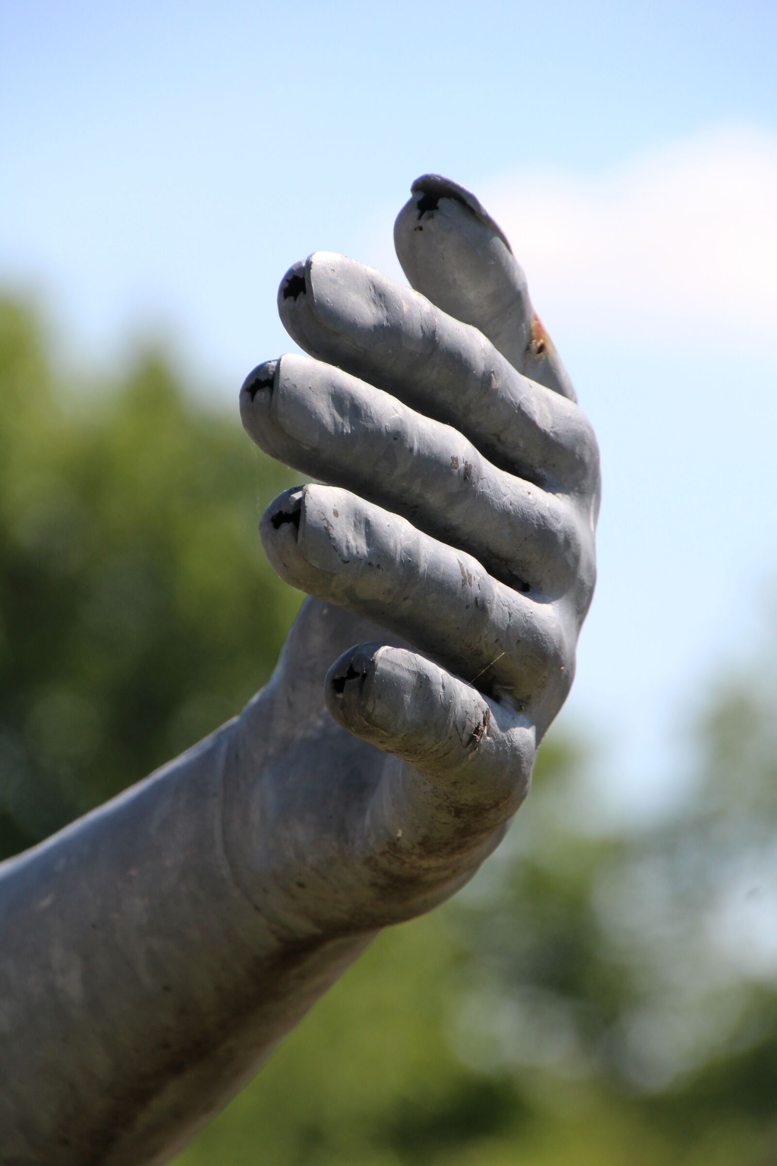 Canon EOS 1200D (EOS Rebel T5 / EOS Kiss X70 / EOS Hi) sample photo. Hand, metal, sculpture photography