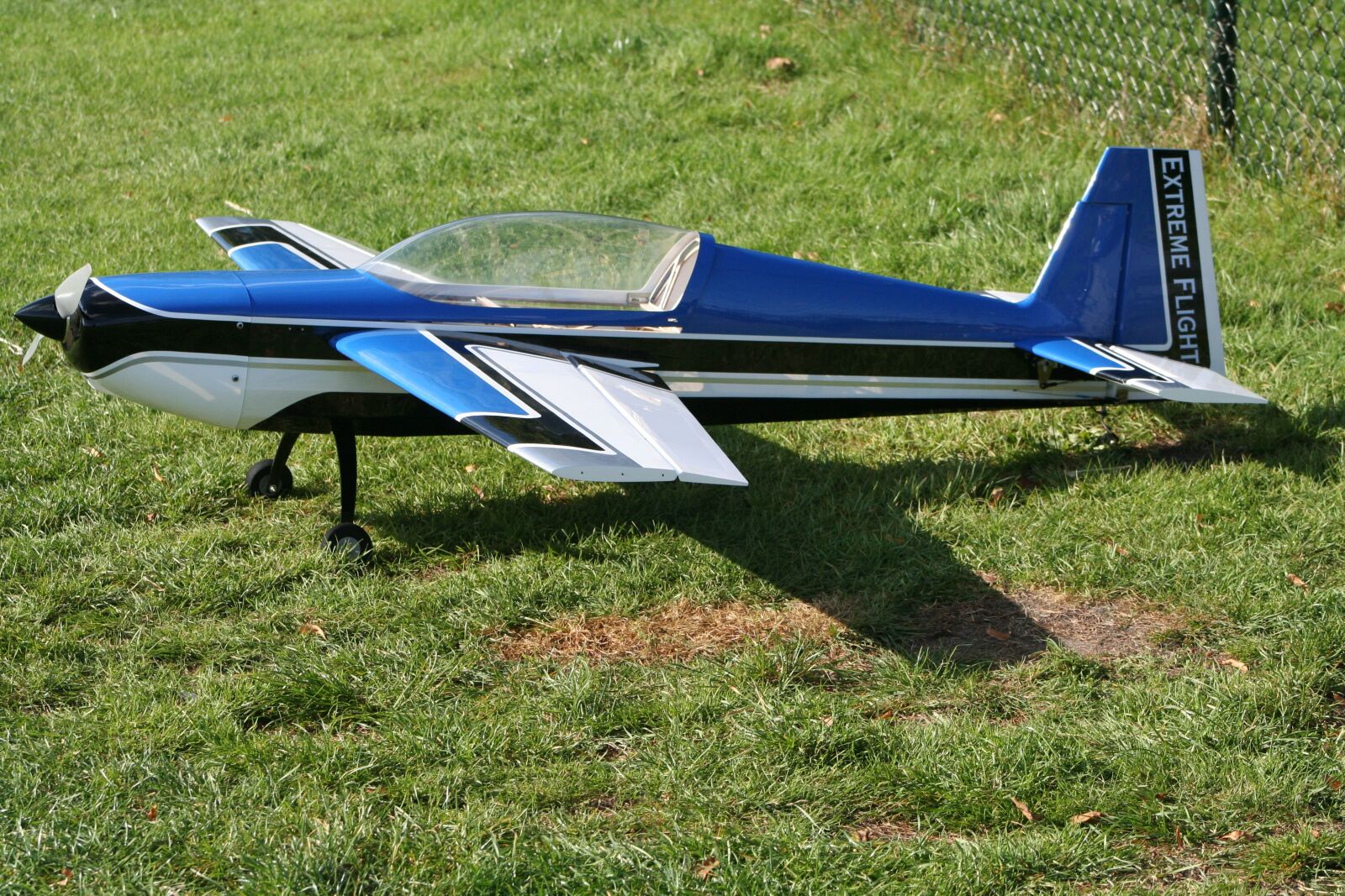 Canon EOS 350D (EOS Digital Rebel XT / EOS Kiss Digital N) sample photo. Modeling, hobby, plane photography