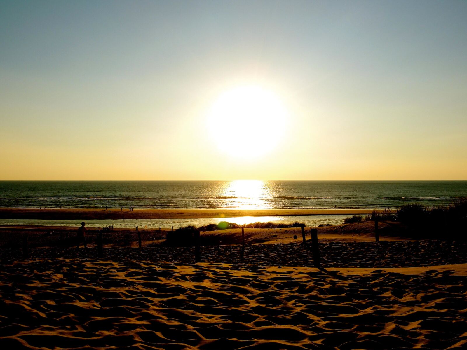 Nikon Coolpix P7700 sample photo. Sunset, sun, dawn, beach photography