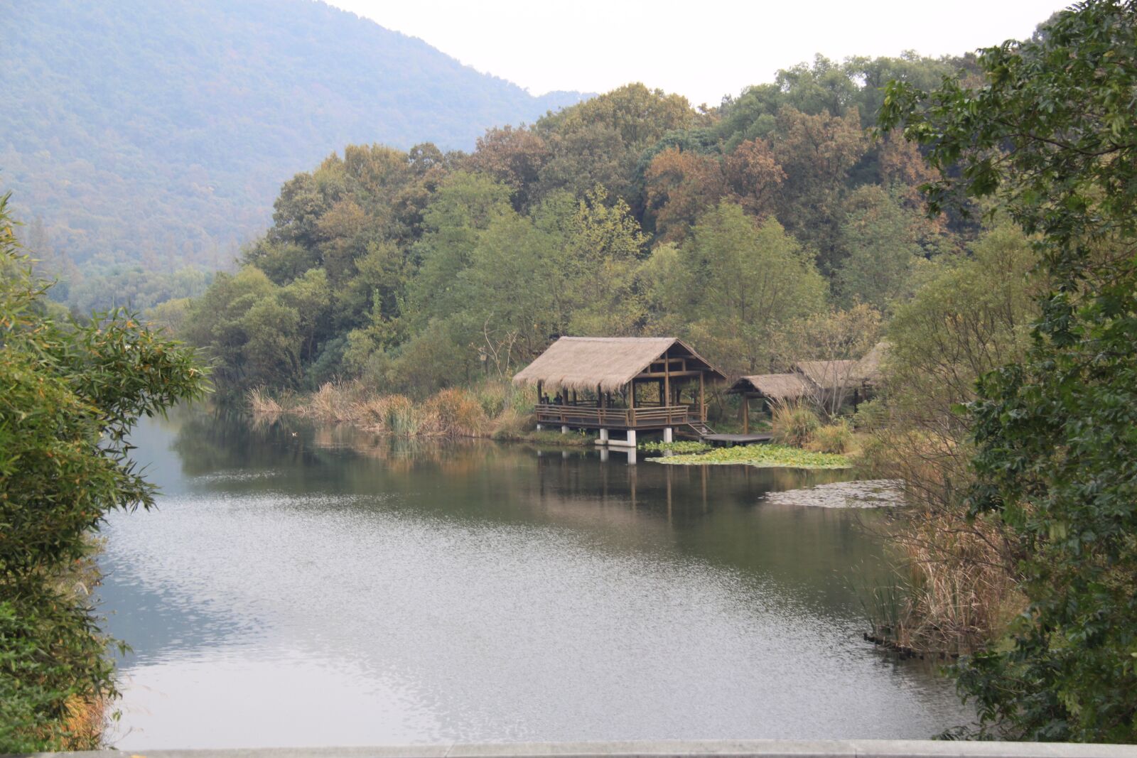 Canon EOS 500D (EOS Rebel T1i / EOS Kiss X3) sample photo. Mountain, water, house photography