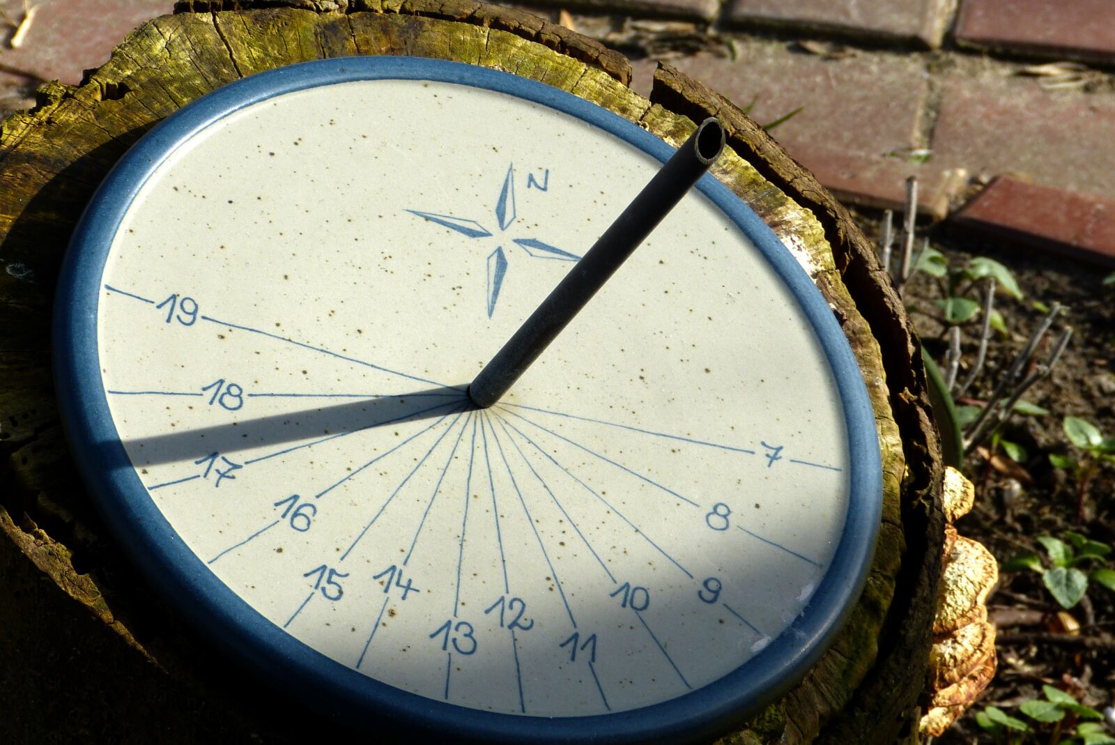 Panasonic Lumix DMC-FZ150 sample photo. Sun, clock, sundial photography