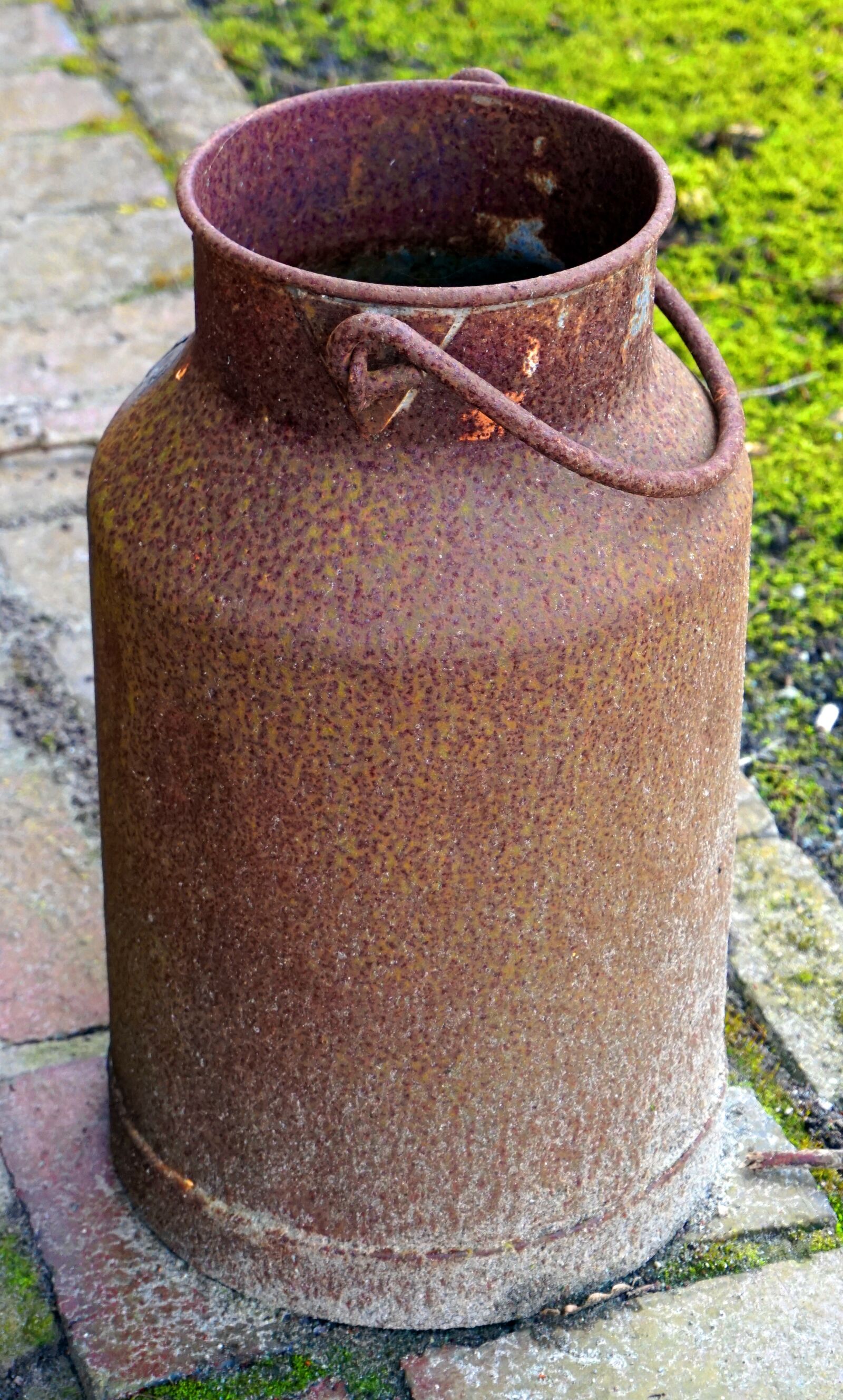 Sony Alpha a5000 (ILCE 5000) sample photo. Milk can, rust, old photography