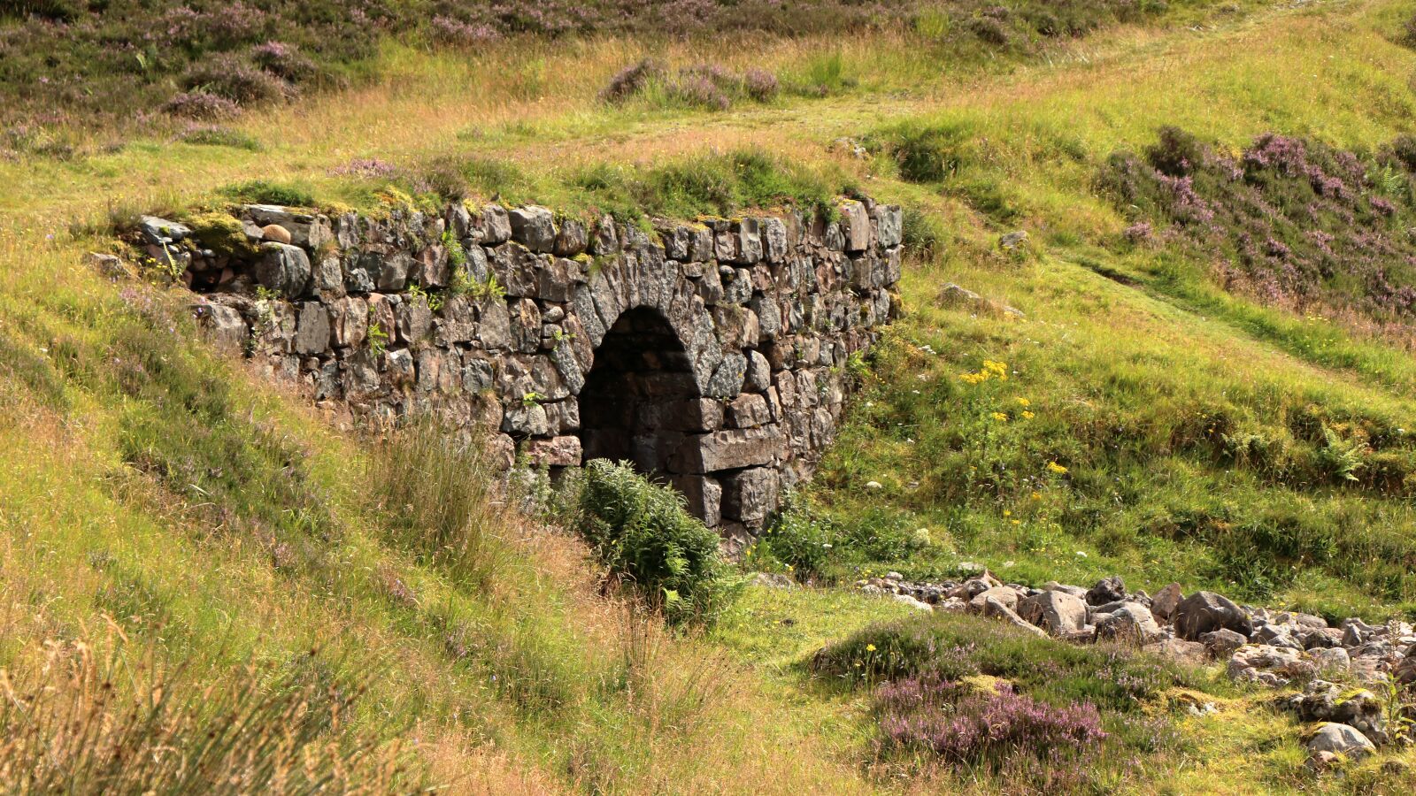 Canon EF-S 18-135mm F3.5-5.6 IS USM sample photo. Scotland, stone bridge, bridge photography