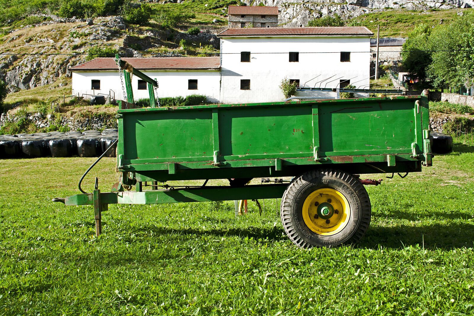 Canon EOS 1000D (EOS Digital Rebel XS / EOS Kiss F) sample photo. Trailer, rural, green photography