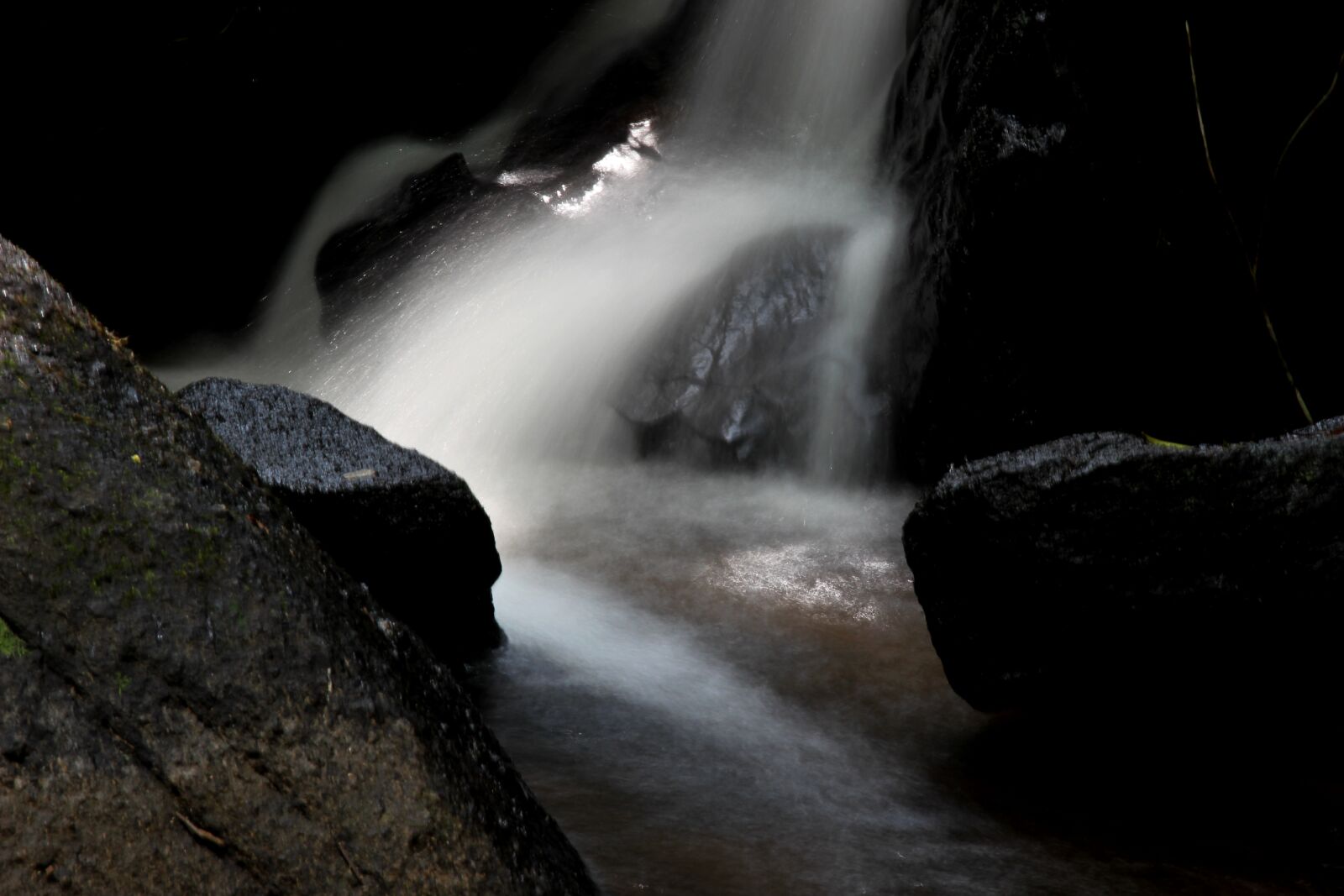 Canon EOS 600D (Rebel EOS T3i / EOS Kiss X5) sample photo. Water falling in slow photography