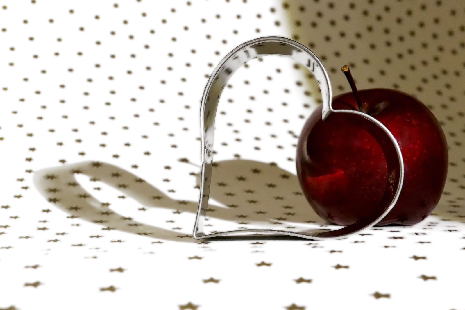Panasonic Lumix DMC-LX10 (Lumix DMC-LX15) sample photo. Heart, baking dish, apple photography