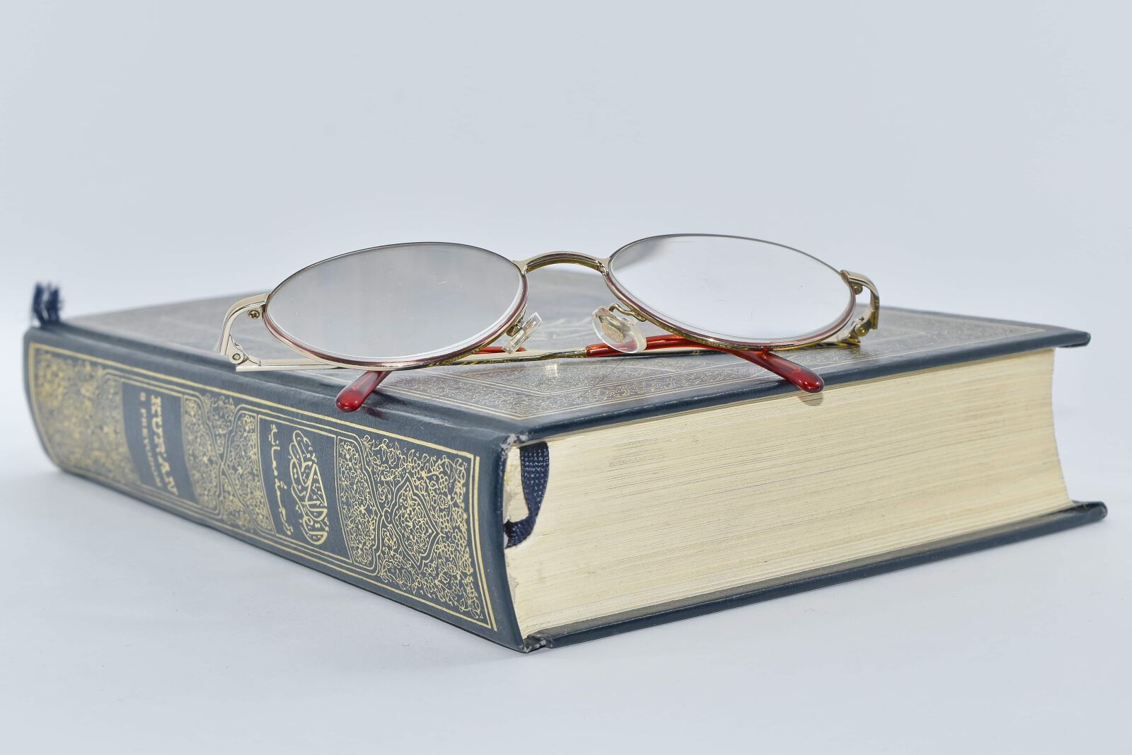 Nikon D5500 sample photo. Arabesque, arabic, book, eyeglasses photography