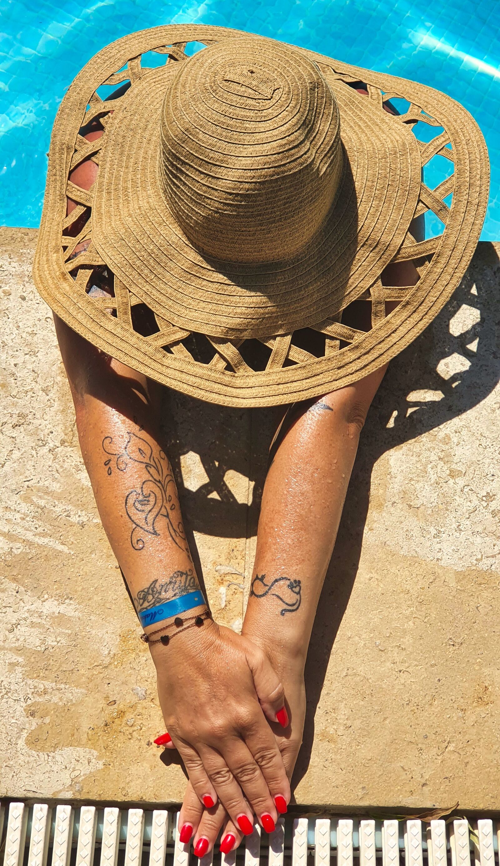 Samsung Galaxy S10 sample photo. Coneflower, hat, pool photography