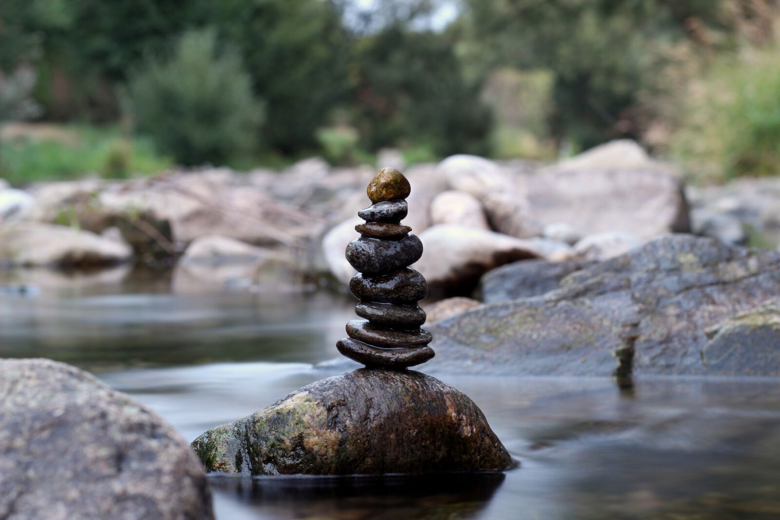 Canon EOS 600D (Rebel EOS T3i / EOS Kiss X5) + Canon EF 50mm F1.8 STM sample photo. Stone tower, water, river photography