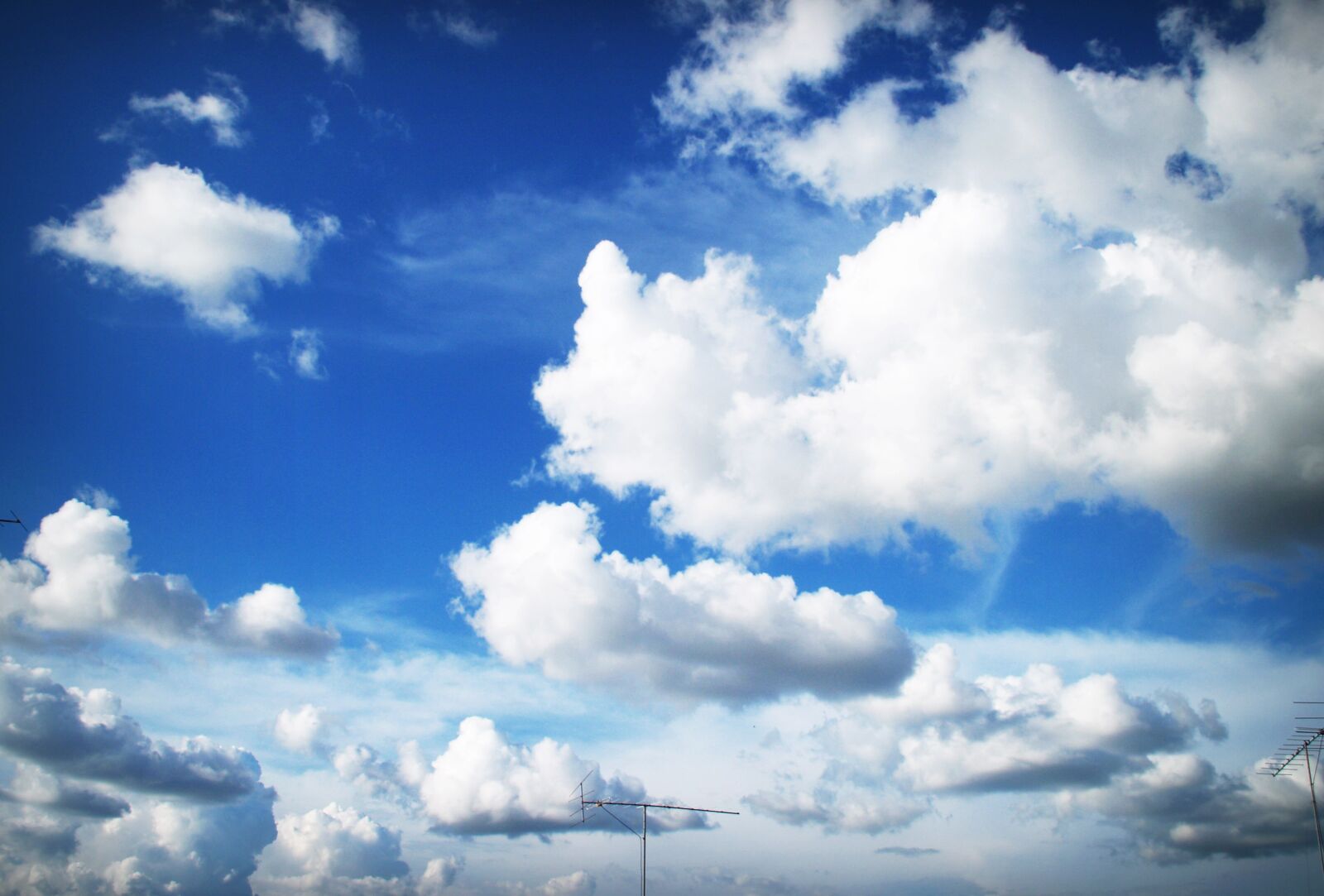 Olympus E-300 (EVOLT E-300) sample photo. Atmosphere, blue, sky, clouds photography