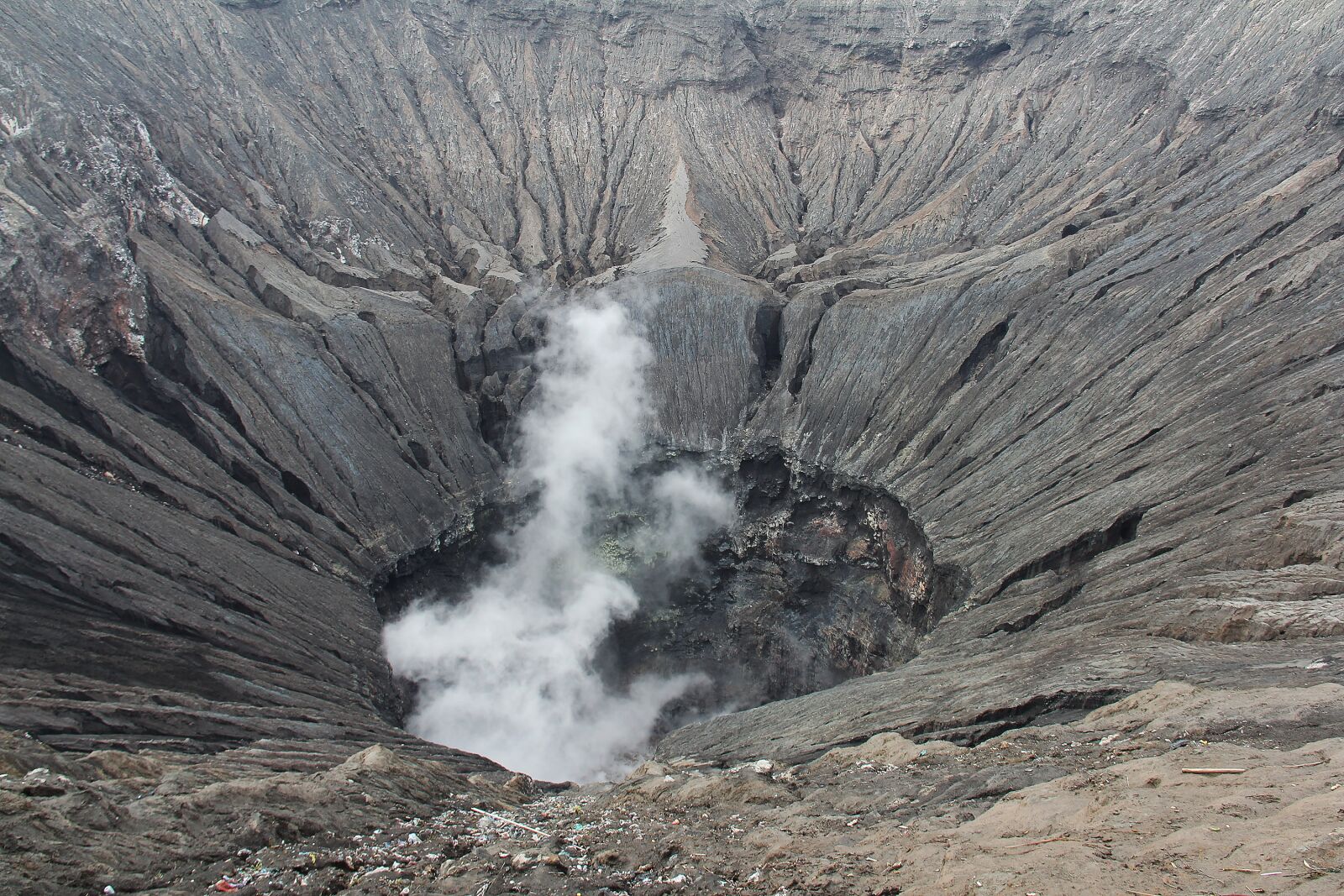 Canon EF-S 18-200mm F3.5-5.6 IS sample photo. Smoking crater, crater, active photography