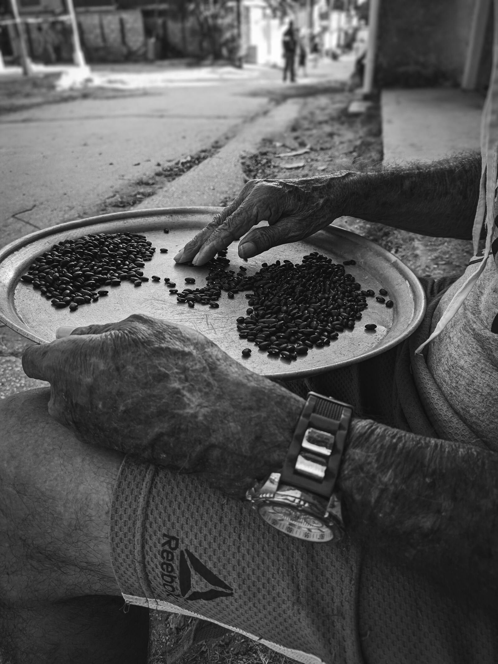 Xiaomi Redmi Note 7 sample photo. Hands, beans, clock photography