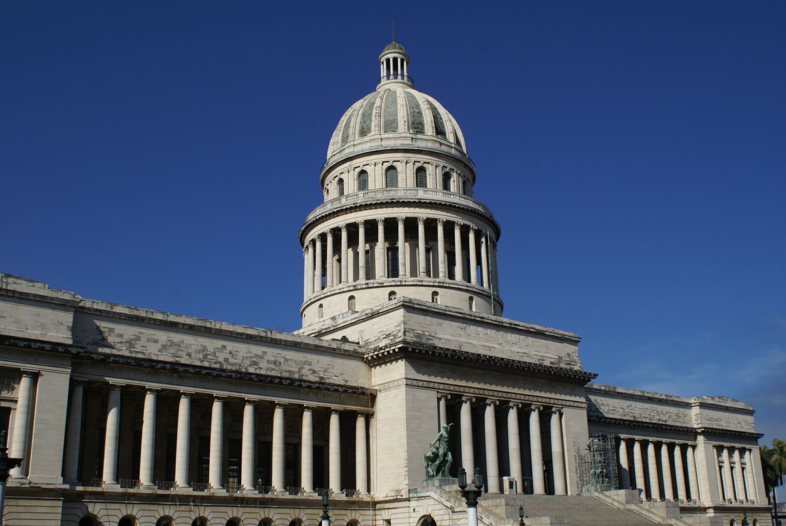 Sony Alpha DSLR-A100 sample photo. Cuba, havana, capitol photography