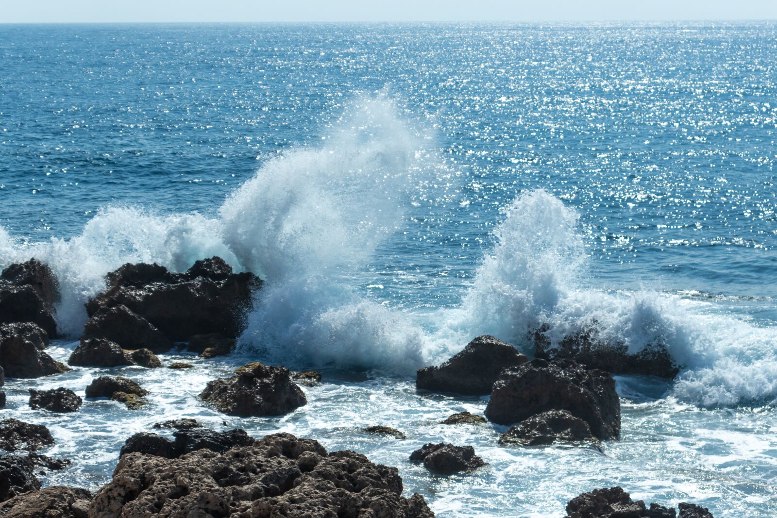 Canon EOS 200D (EOS Rebel SL2 / EOS Kiss X9) sample photo. The waves, rocks, sea photography
