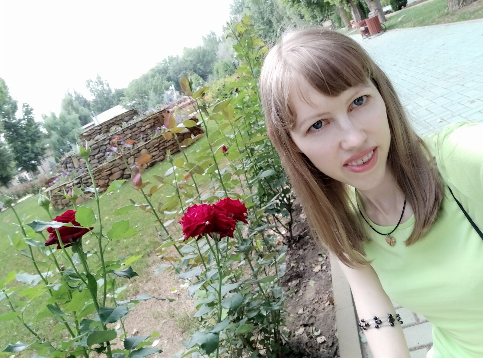 Xiaomi Redmi Note 7 sample photo. Girl, roses, smile photography
