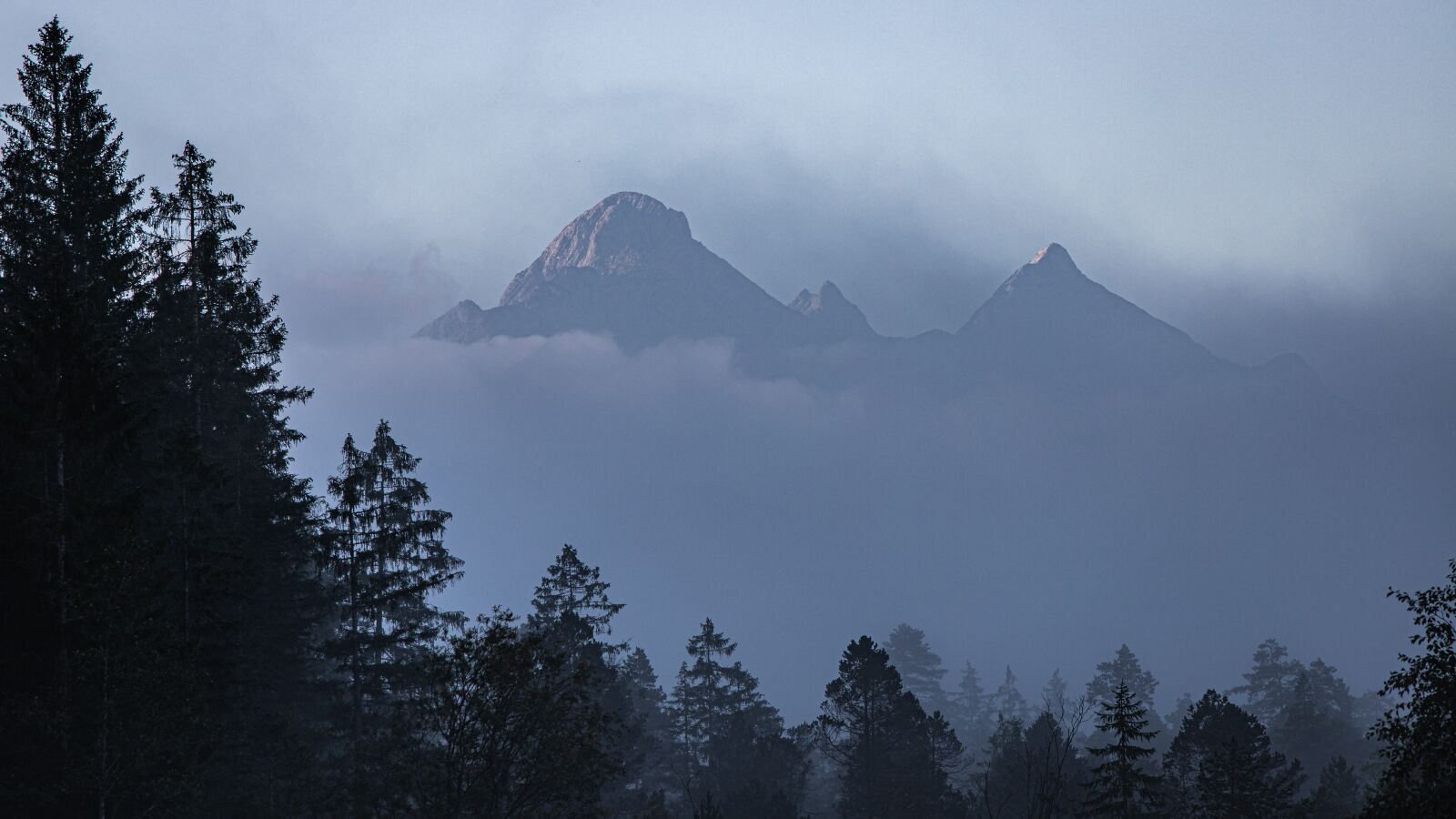 Sigma 70-200mm F2.8 EX DG OS HSM sample photo. Mountains, fog, landscape photography
