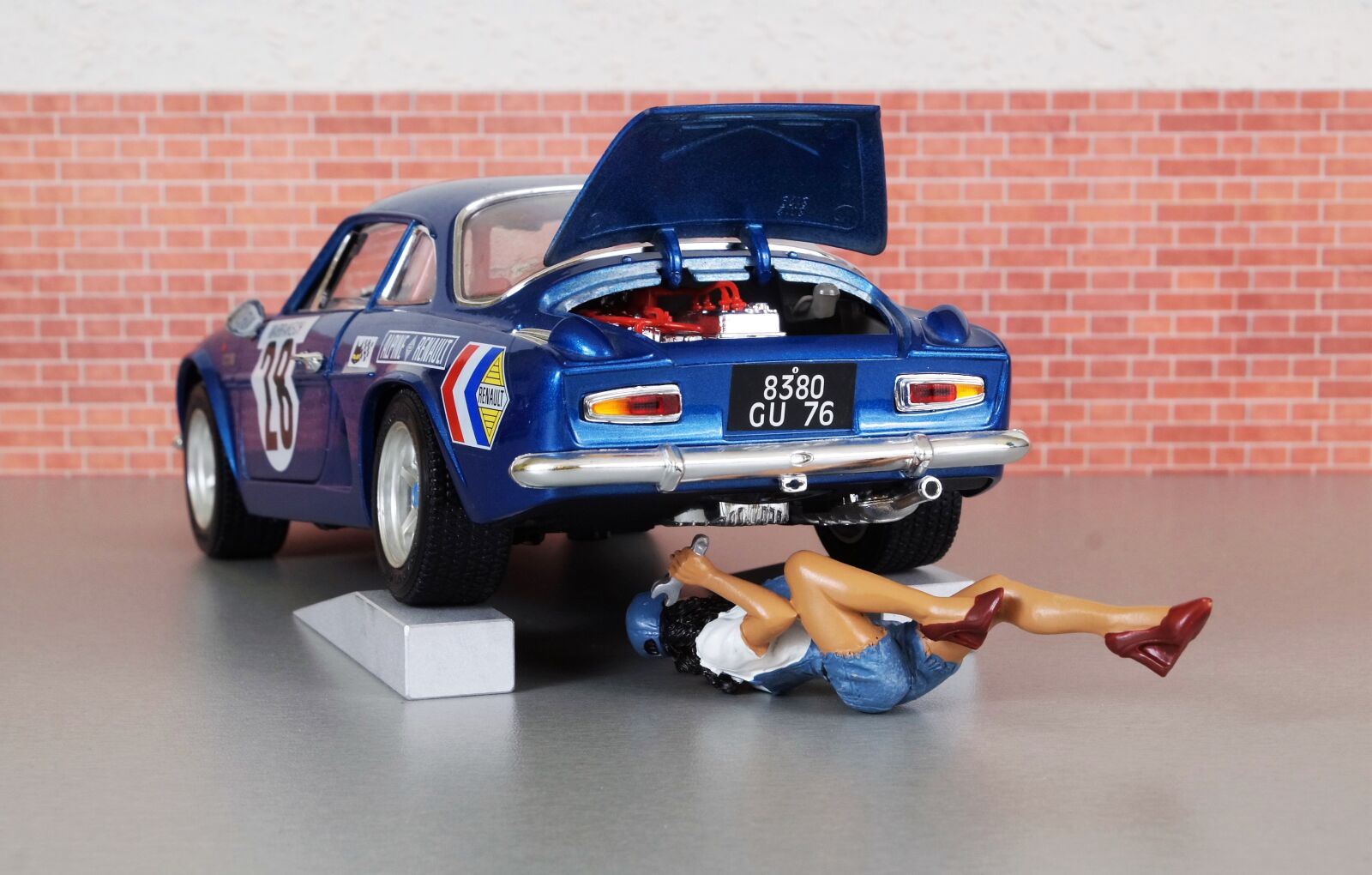 Sony DT 18-70mm F3.5-5.6 sample photo. Model car, renault, renault photography