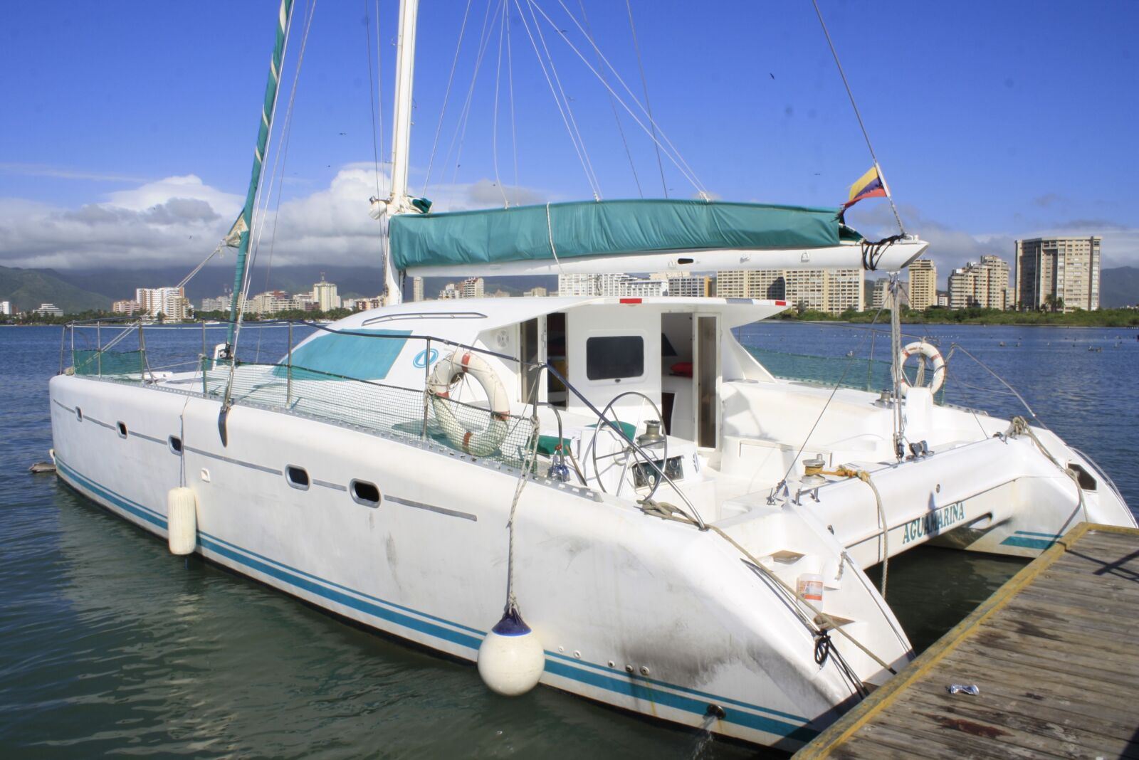 Canon EOS 1000D (EOS Digital Rebel XS / EOS Kiss F) sample photo. Boat, mar, beach photography