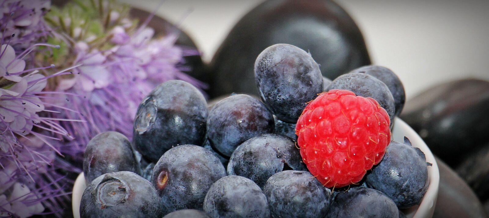 Canon EOS 550D (EOS Rebel T2i / EOS Kiss X4) sample photo. Blueberries, raspberry, fruits photography